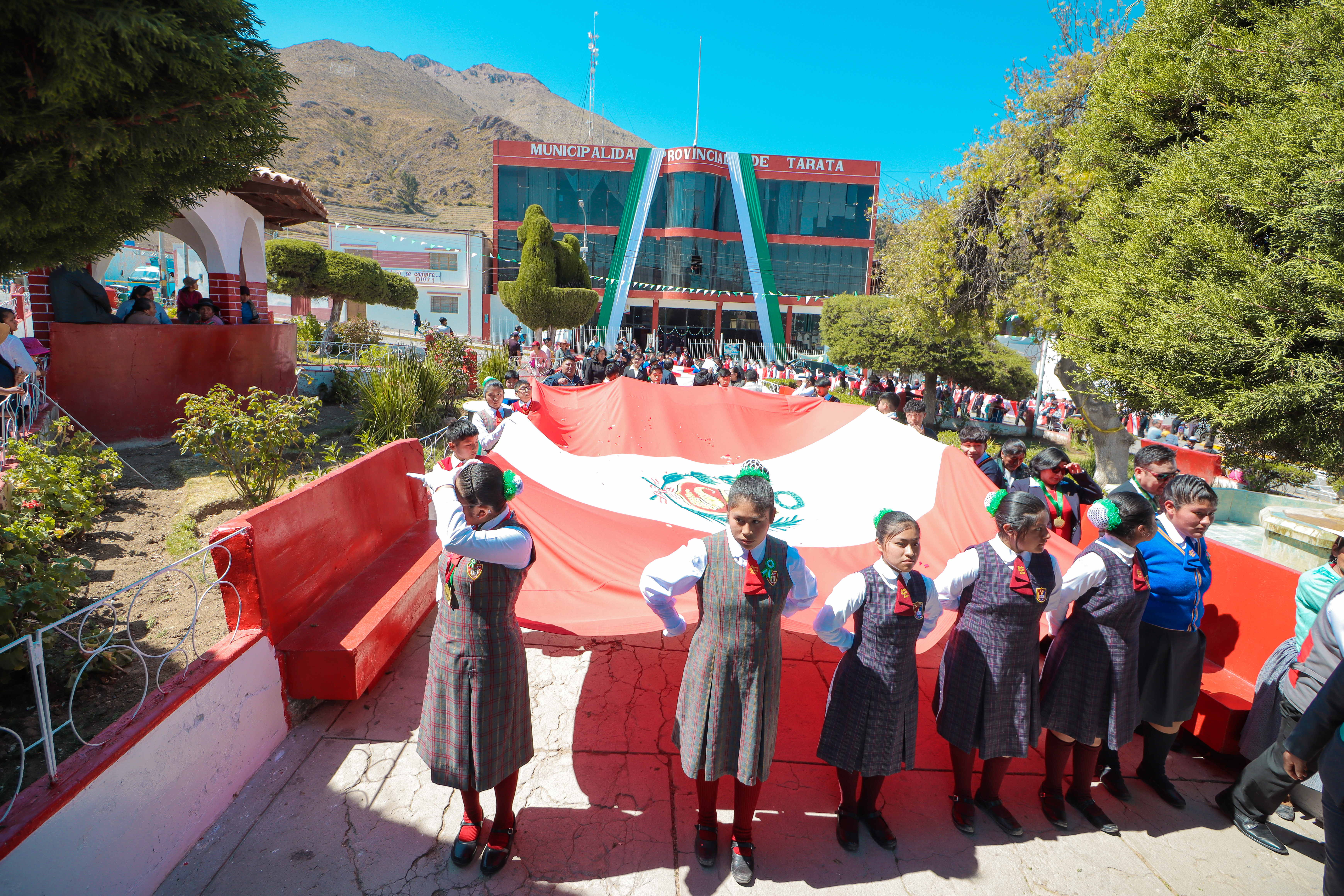 Escolares rinden homenaje a Tarata