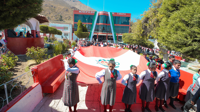 Escolares rinden homenaje a Tarata