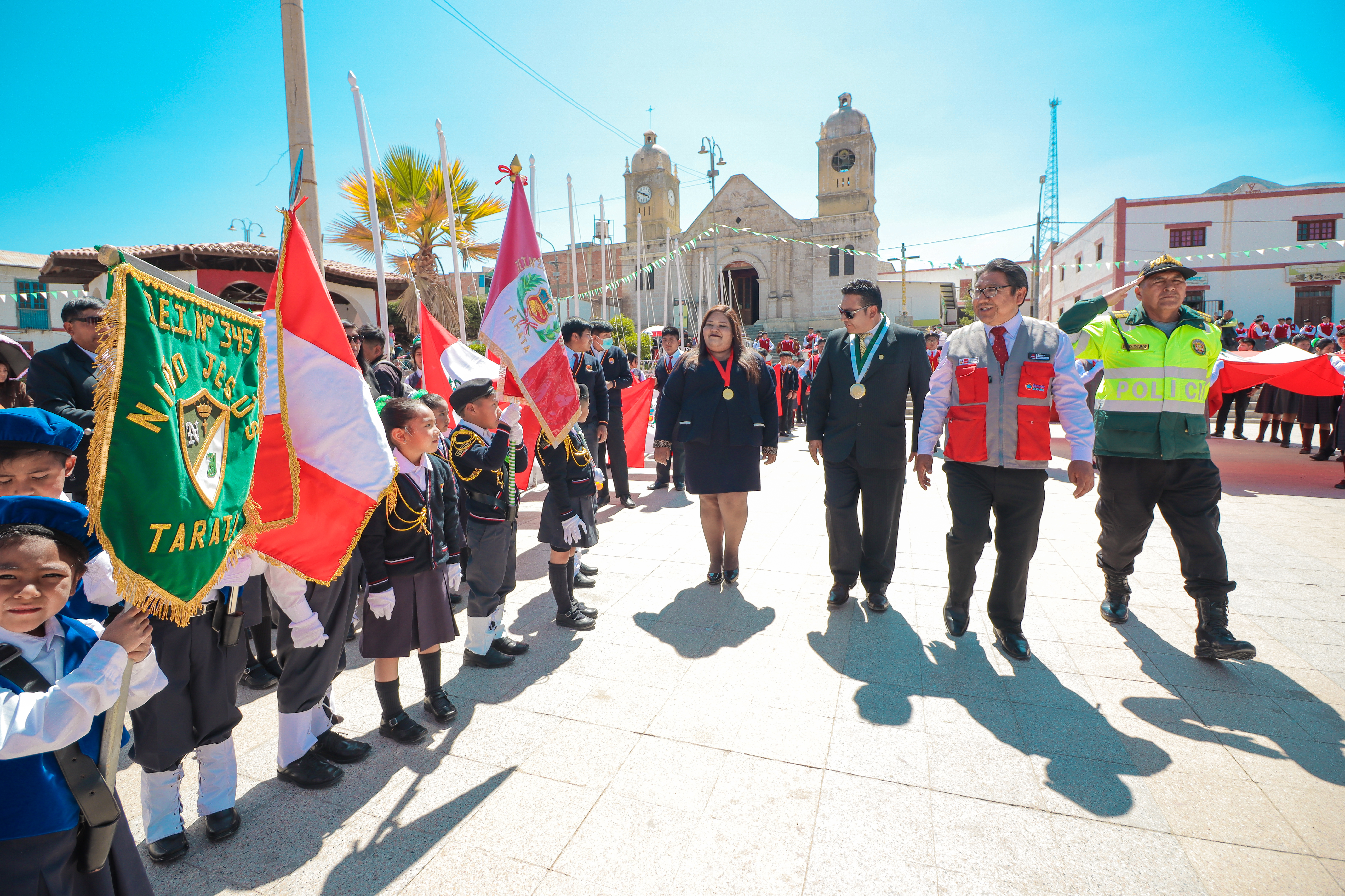 Escolares rinden homenaje a Tarata