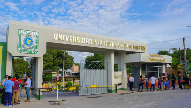 Foto de la puerta principal de la UNSM Perú