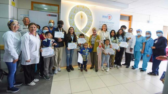 Homenaje a niños y adolescentes que culminaron su tratamiento contra el cáncer