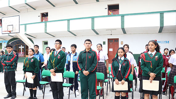 Alumnos del colegio 2 de mayo, Abraham Valdelomar y Dora Mayer juraron como jueces de paz escolar del Callao