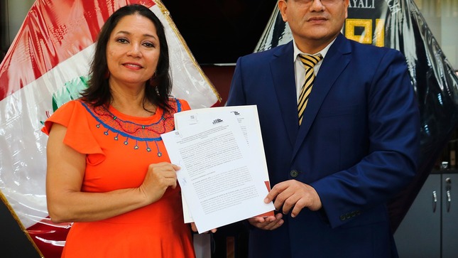 Autoridades firmando convenio