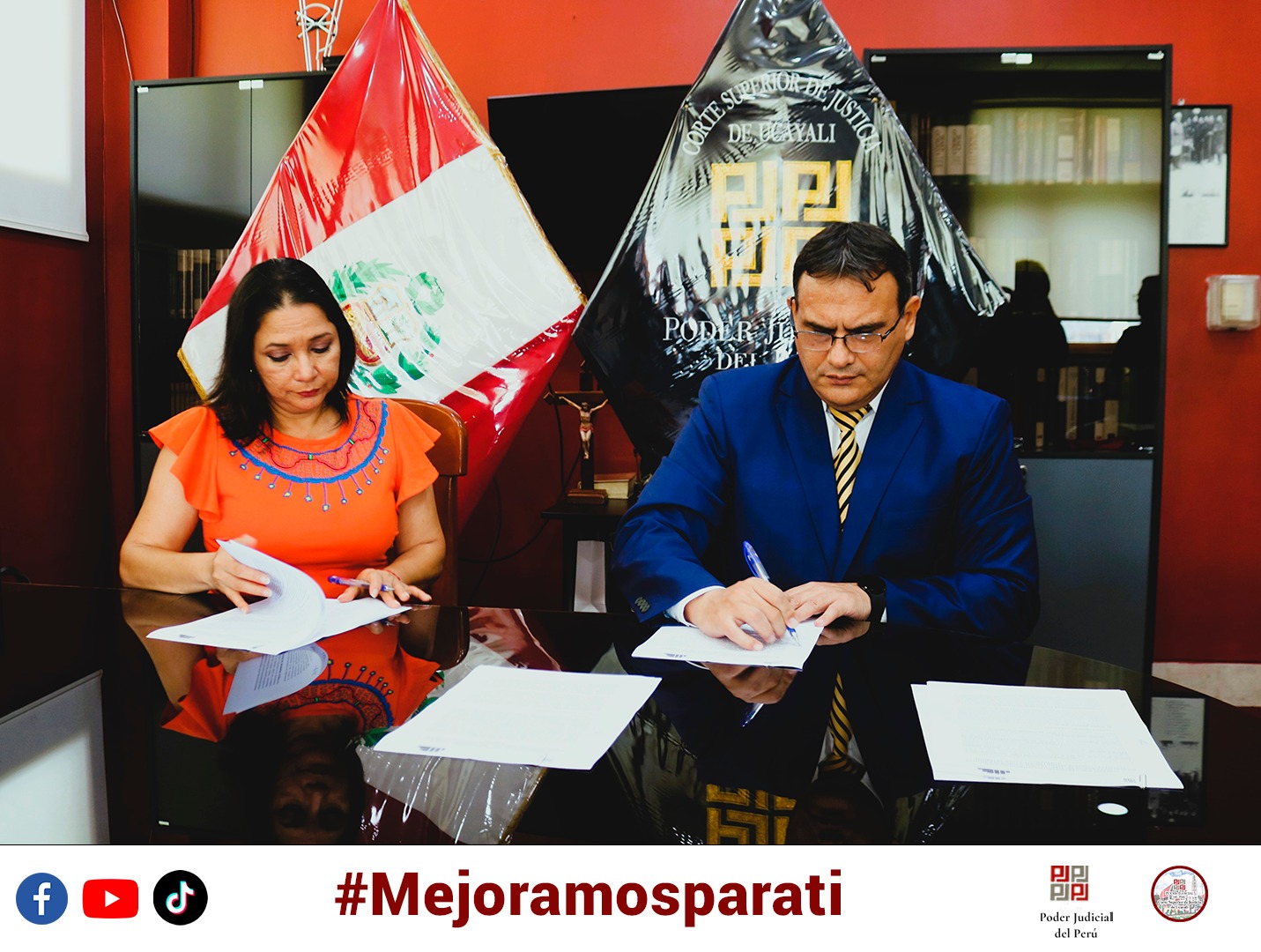 Autoridades firmando convenio