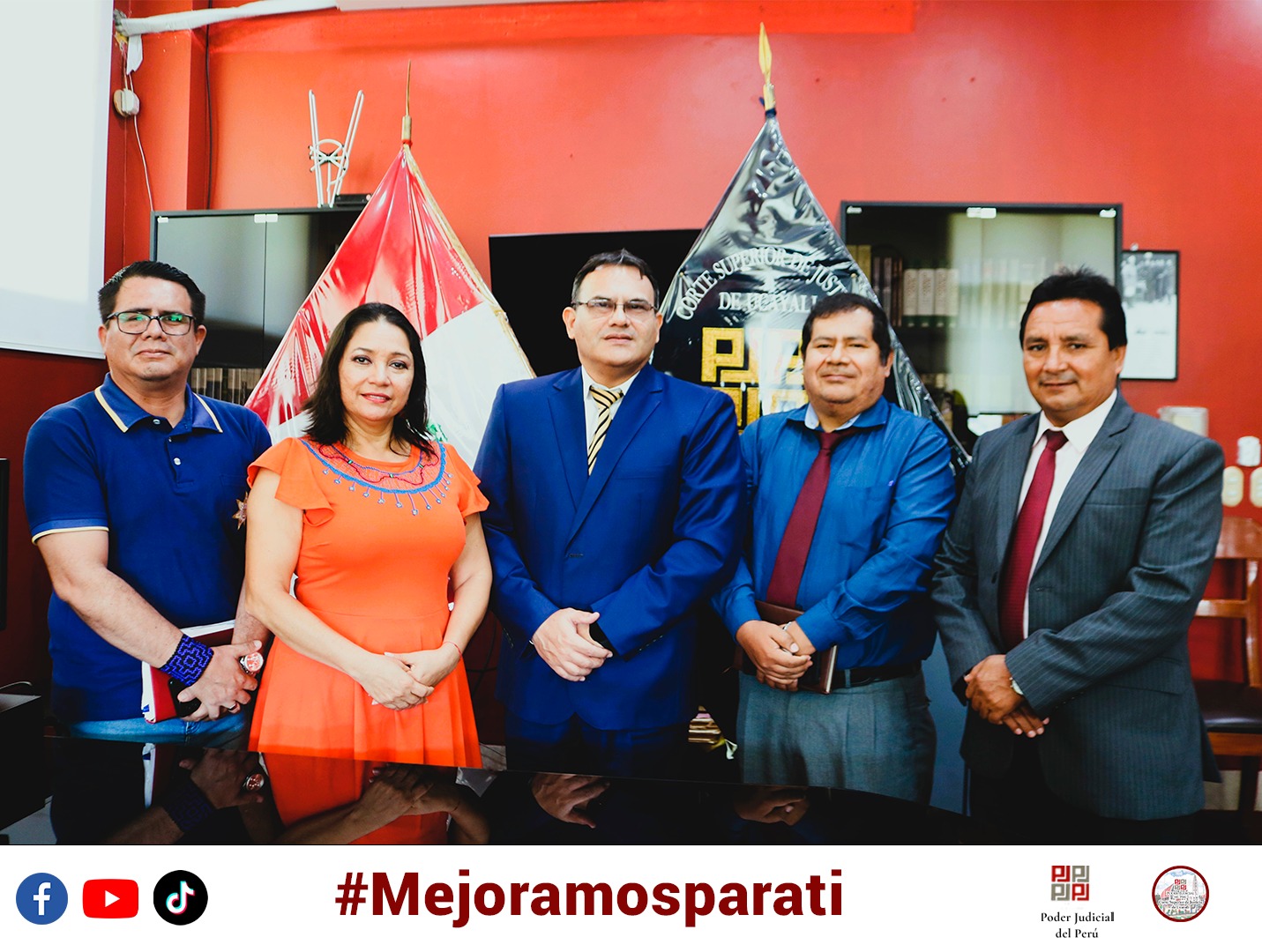 Autoridades firmando convenio