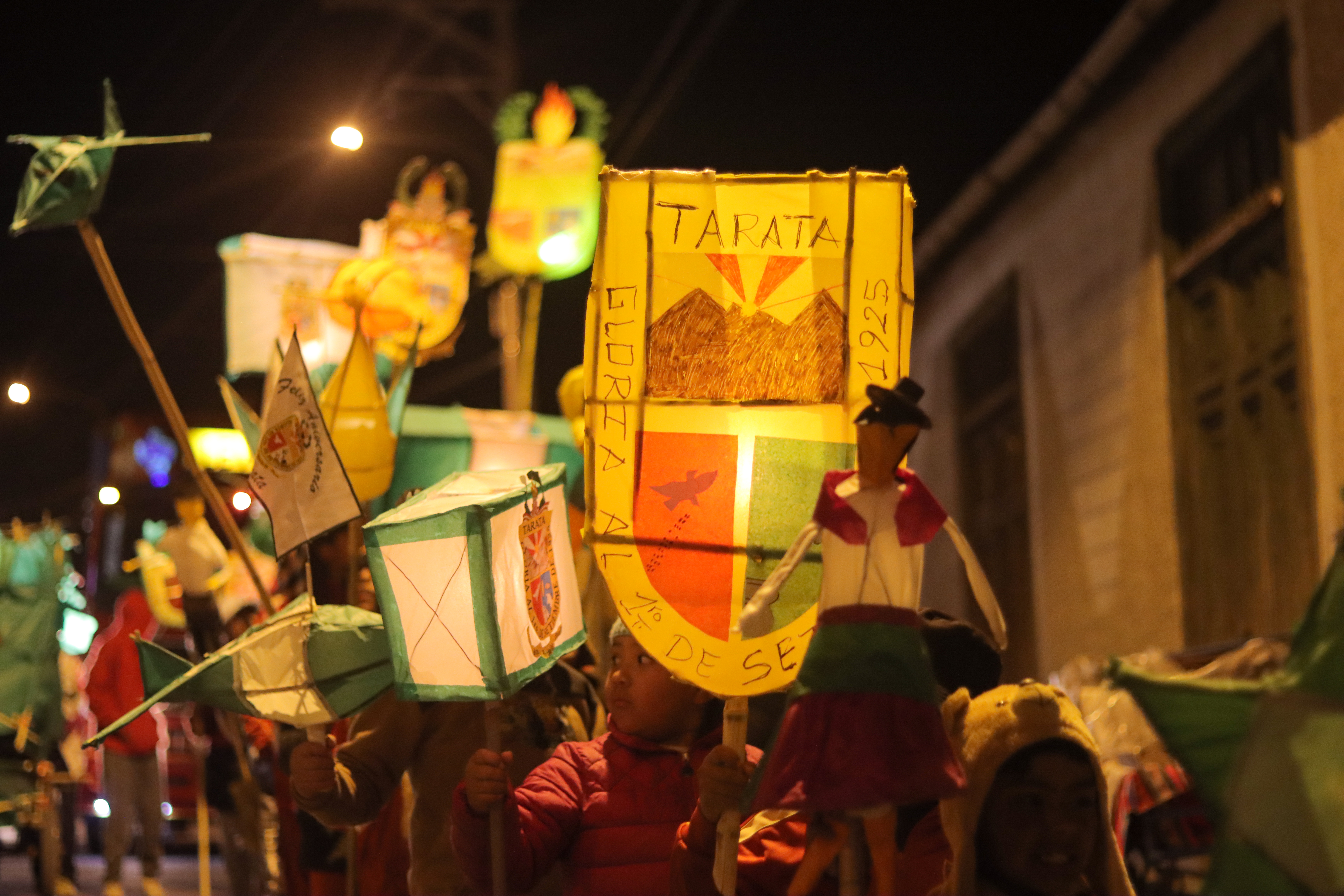 Tarateños demuestran creatividad en concurso de antorchas