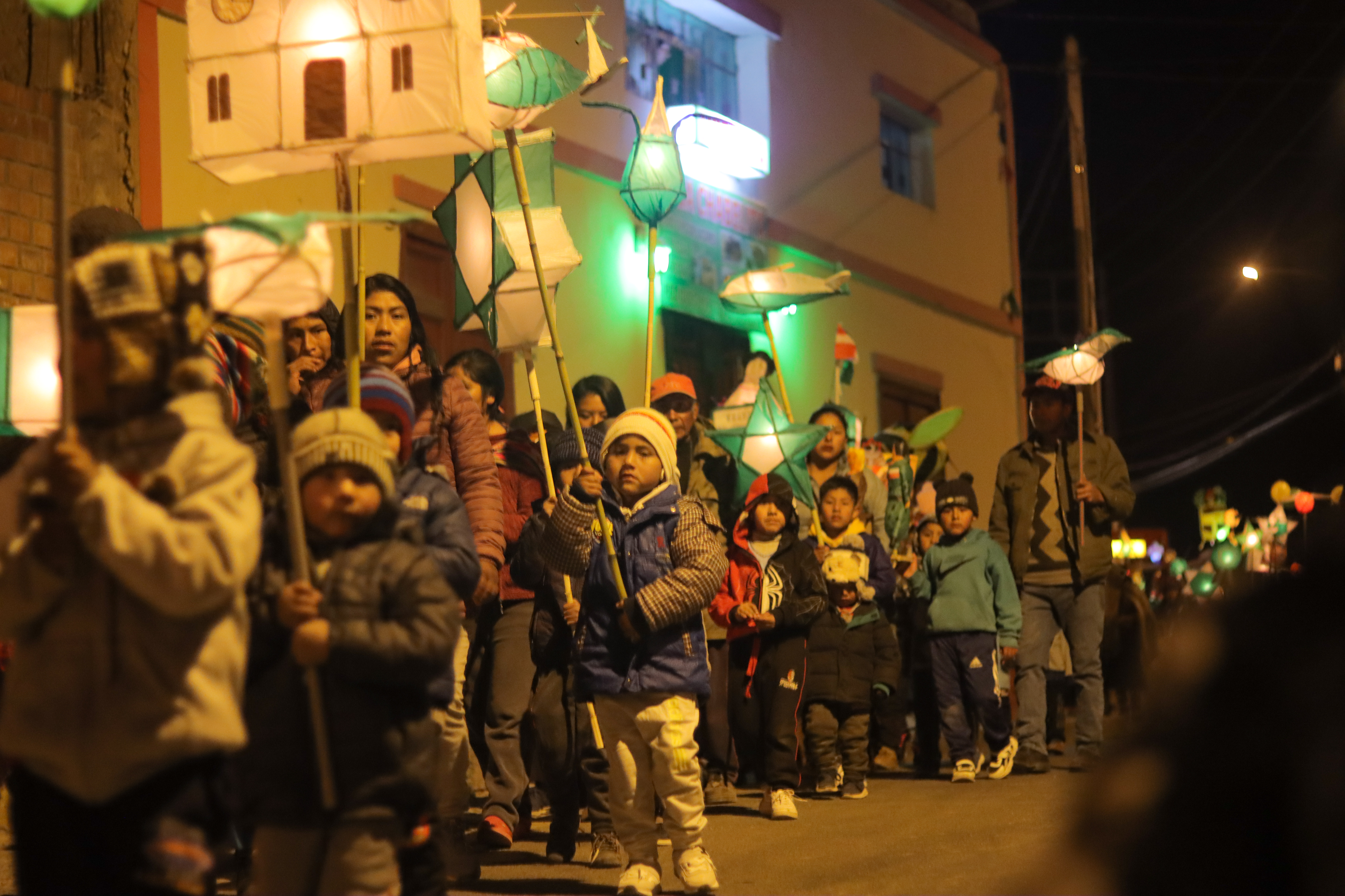 Tarateños demuestran creatividad en concurso de antorchas