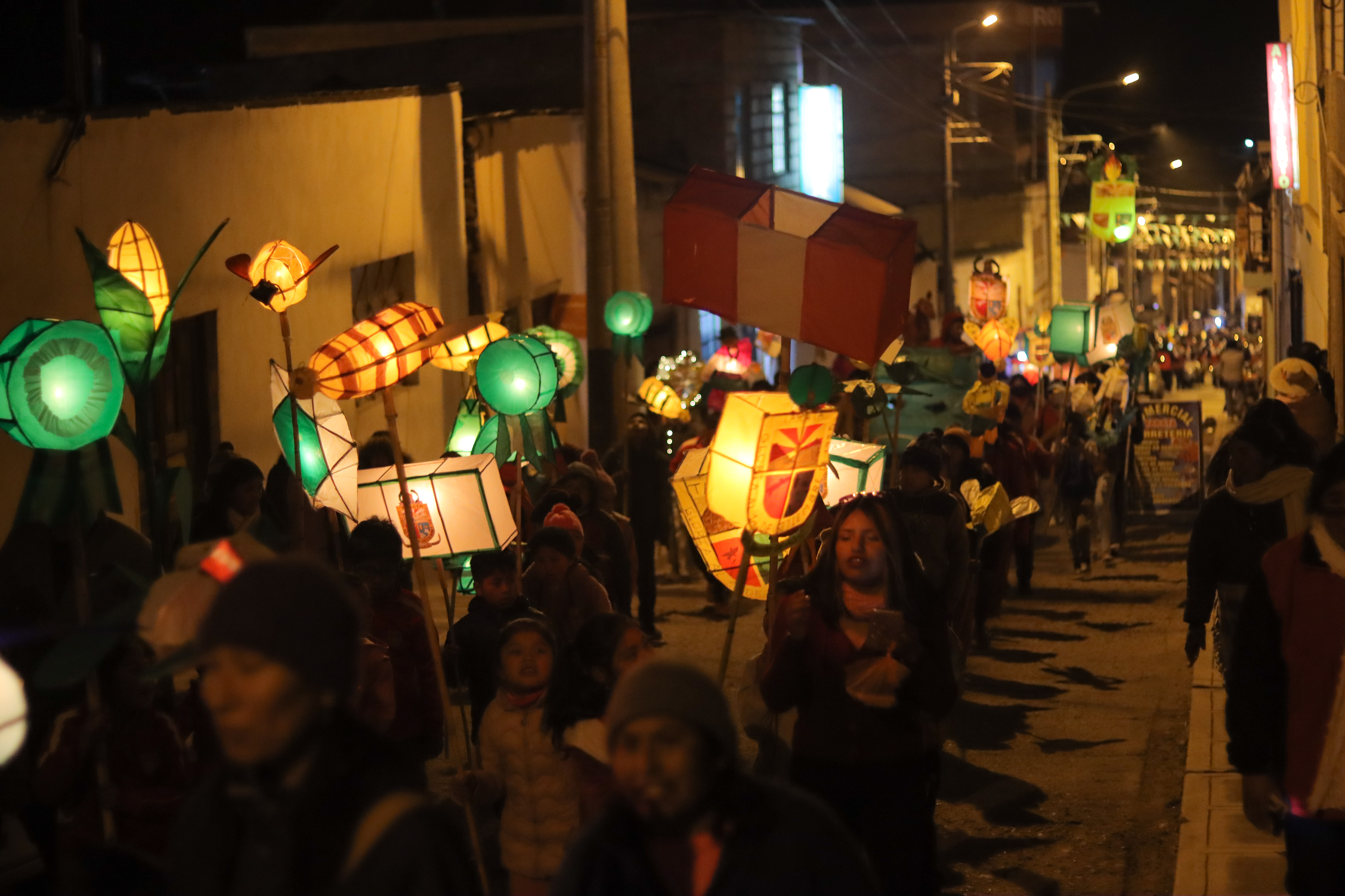 Tarateños demuestran creatividad en concurso de antorchas
