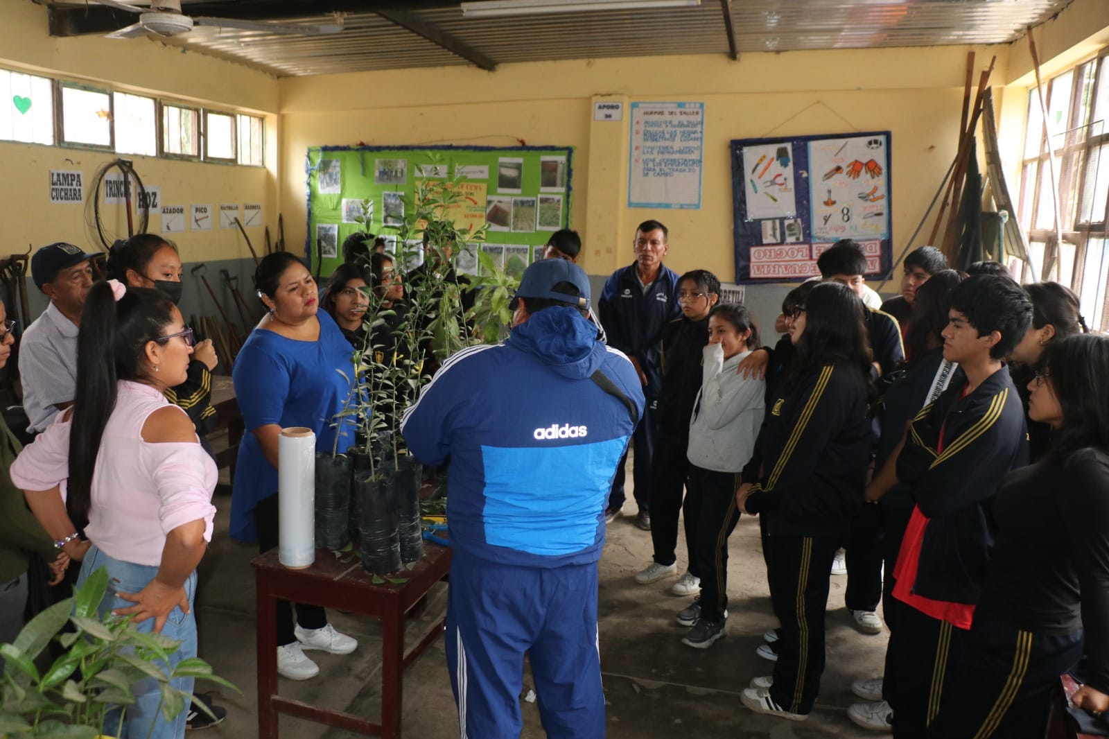 REALIZAN "1ER TALLER  DE INJERTO Y PODA DE ARBOLES FRUTALES" DIRIGIDO A ESTUDIANTES DE LA I.E CORONEL PEDRO PORTILLO SILVA