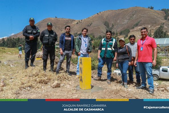 La Municipalidad Provincial de Cajamarca, a través de la gerencia de Desarrollo Territorial y Urbano y la Autoridad Nacional del Agua (ANA), continúan los trabajos de monumentación de hitos de concreto para la delimitación de la faja marginal del río Mashcón.
👉En esta oportunidad recorrimos la zona de Chinchimachay, teniendo como respaldo la la Ley N° 29338, Ley de Recursos Hídricos, establece que, en los terrenos aledaños a los cauces naturales o artificiales, se mantiene una faja marginal de terreno necesaria para la protección, el uso primario del agua, el libre tránsito, la pesca, caminos de vigilancia u otros servicios, siendo la faja marginal un bien de dominio público teniendo la condición de inalienable e imprescriptible.
✅La RESOLUCIÓN DIRECTORAL Nº 0021-2021-ANA-AAA.M también menciona que, en el numeral 18.2 del artículo 18° del Reglamento para la Delimitación y mantenimiento de fajas marginales, establece que la Autoridad Administrativa del Agua expide la resolución de delimitación de faja marginal y comunica a las autoridades competentes en materia de saneamiento físico legal, tales como Municipalidades, Superintendencia Nacional de Registros Públicos, Organismo de Formalización de la Propiedad Informal, y la Superintendencia Nacional