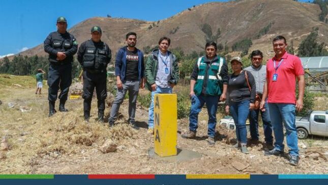 La Municipalidad Provincial de Cajamarca, a través de la gerencia de Desarrollo Territorial y Urbano y la Autoridad Nacional del Agua (ANA), continúan los trabajos de monumentación de hitos de concreto para la delimitación de la faja marginal del río Mashcón. 
👉En esta oportunidad recorrimos la zona de Chinchimachay, teniendo como respaldo la la Ley N° 29338, Ley de Recursos Hídricos, establece que, en los terrenos aledaños a los cauces naturales o artificiales, se mantiene una faja marginal de terreno necesaria para la protección, el uso primario del agua, el libre tránsito, la pesca, caminos de vigilancia u otros servicios, siendo la faja marginal un bien de dominio público teniendo la condición de inalienable e imprescriptible. 
✅La RESOLUCIÓN DIRECTORAL Nº 0021-2021-ANA-AAA.M también menciona que, en el numeral 18.2 del artículo 18° del Reglamento para la Delimitación y mantenimiento de fajas marginales, establece que la Autoridad Administrativa del Agua expide la resolución de delimitación de faja marginal y comunica a las autoridades competentes en materia de saneamiento físico legal, tales como Municipalidades, Superintendencia Nacional de Registros Públicos, Organismo de Formalización de la Propiedad Informal, y la Superintendencia Nacional 