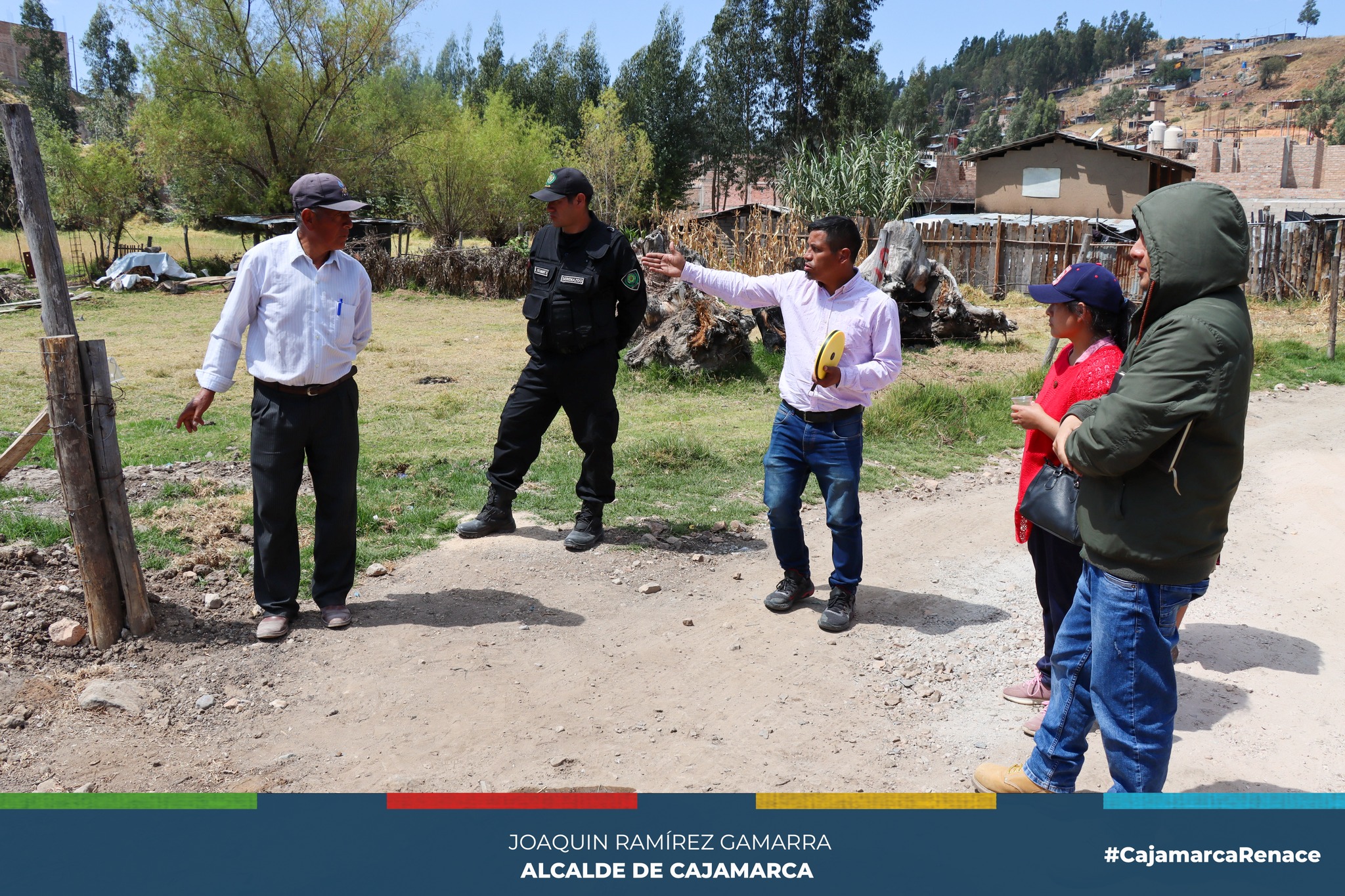 Por disposición del alcalde provincial, Joaquin Ramírez Gamarra, la Municipalidad Provincial de Cajamarca ha iniciado un ambicioso proyecto de desarrollo urbano en el sector de Chinchimachay, enfocado en el levantamiento topográfico de siete calles clave, para luego proceder a reconocerlas. Estas acciones buscan brindar a los residentes de la zona un acceso mejorado a servicios esenciales y elevar su calidad de vida.
🗣El arquitecto Adrián Cortes , subgerente de Planeamiento Territorial, destacó la importancia de este proyecto. "Estamos comprometidos con el bienestar de nuestros ciudadanos, y es por eso que estamos llevando a cabo la apertura de siete nuevas calles en Chinchimachay. Esta iniciativa no solo permitirá la llegada de servicios básicos, sino que también transformará positivamente la dinámica de la comunidad y mejorará significativamente su entorno" finalizó
👉El levantamiento topográfico, enmarcado en una visión de desarrollo sostenible, es un paso esencial para garantizar la adecuada planificación de infraestructuras y servicios. Además de proporcionar acceso a servicios básicos, estas nuevas calles fomentarán la conectividad, la movilidad y el acceso a oportunidades para los residentes de Chinchimachay.