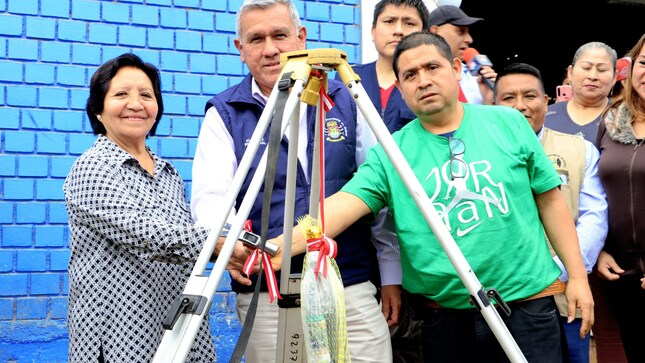 Alcalde Fernando Cárdenas colocó la primera piedra en obra de mejoramiento de pistas y veredas en la urb. Subauste Del Río y alrededores
