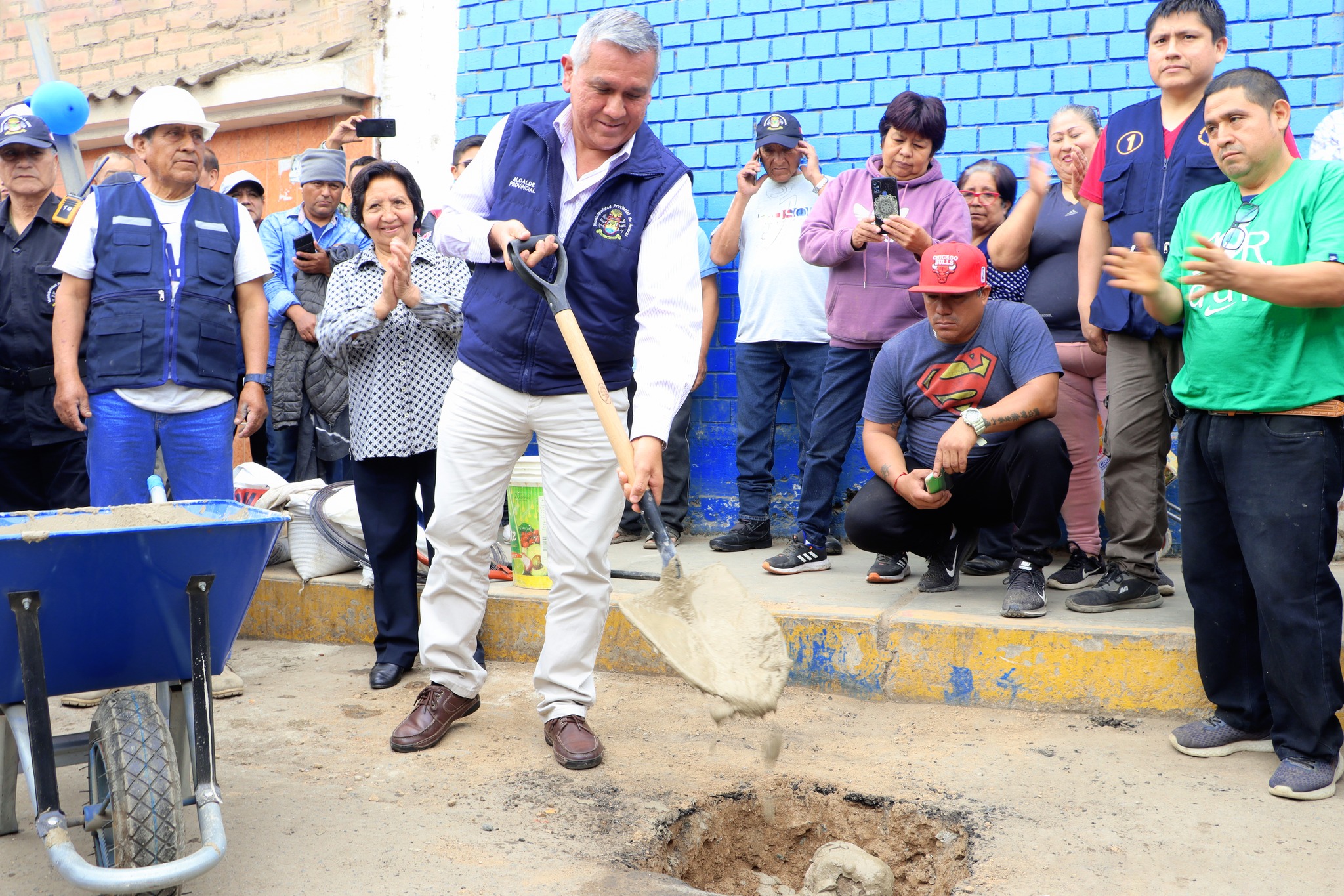 Alcalde Fernando Cárdenas colocó la primera piedra en obra de mejoramiento de pistas y veredas en la urb. Subauste Del Río y alrededores