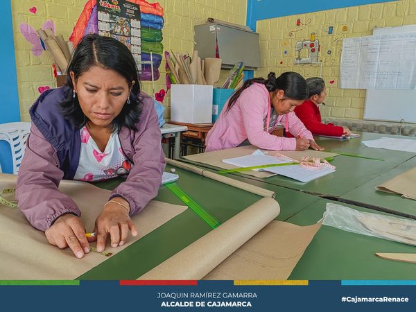 El Centro Municipal de Emprendimiento de la Mujer - CEDEM de la Municipalidad Provincial de Cajamarca, continúa impartiendo conocimientos a decenas de cajamarquinas y el grupo familiar. 
✅Son diferentes talleres que mediante un cronograma se imparten de lunes a viernes, teniendo aproximadamente la participación de más de 300 madres cajamarquinas en talleres de repostería, corte y pintado de cabello, coctelería, danzas y más.
🗣Es importante mencionar que, todos nuestros talleres se ofrecen de manera gratuita y sin límites de edad, con el único objetivo que más personas puedan emprender diferentes negocios que ayuden a mejorar la economía familiar.