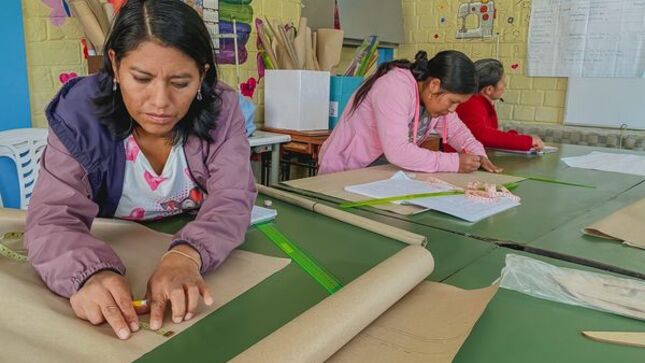 El Centro Municipal de Emprendimiento de la Mujer - CEDEM de la Municipalidad Provincial de Cajamarca, continúa impartiendo conocimientos a decenas de cajamarquinas y el grupo familiar. 
✅Son diferentes talleres que mediante un cronograma se imparten de lunes a viernes, teniendo aproximadamente la participación de más de 300 madres cajamarquinas en talleres de repostería, corte y pintado de cabello, coctelería, danzas y más.
🗣Es importante mencionar que, todos nuestros talleres se ofrecen de manera gratuita y sin límites de edad, con el único objetivo que más personas puedan emprender diferentes negocios que ayuden a mejorar la economía familiar.