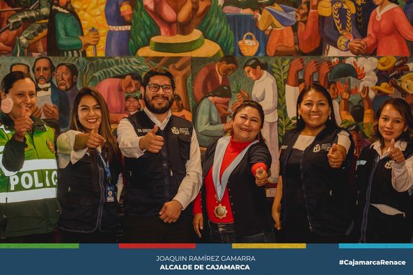 Con el propósito de seguir impulsando nuevas estrategias, objetivos y campaña as de sensibilización, se desarrolló una conferencia de prensa para dar a conocer todas las acciones que se van a tomar a través de las diferentes instituciones competentes.
👉🏻La gerente de Transporte y Seguridad Vial, Edith Chuco Gutiérrez, recalcó que se viene trabajando arduamente para tener una ciudad bien señalizada y se está trabajando un plan piloto para implementar controladores de velocidad "Le pedimos a todos los cajamarquinos que manejen con prudencia, estamos mejorando la señalización pero esto es también responsabilidad del conductor" enfatizó.
🗣Por su parte, la regidora Julia Guerrero, presidenta de la comisión de Transportes de la comuna local, enfatizó en que el trabajo articulado permitirá reducir considerablemente el porcentaje de accidentes y recalcó que desde su comisión vienen fiscalizando permanentemente a todos los funcionarios y procedimientos que involucren una mejor Cajamarca.
✅Agradecemos a todas las instituciones que se hicieron presentes y remarcaron el objetivo de trabajar articuladamente para tener una ciudad más ordenada y libre de accidentes de tránsito.