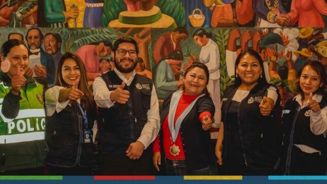 Con el propósito de seguir impulsando nuevas estrategias, objetivos y campaña as de sensibilización, se desarrolló una conferencia de prensa para dar a conocer todas las acciones que se van a tomar a través de las diferentes instituciones competentes. 
👉🏻La gerente de Transporte y Seguridad Vial, Edith Chuco Gutiérrez, recalcó que se viene trabajando arduamente para tener una ciudad bien señalizada y se está trabajando un plan piloto para implementar controladores de velocidad "Le pedimos a todos los cajamarquinos que manejen con prudencia, estamos mejorando la señalización pero esto es también responsabilidad del conductor" enfatizó. 
🗣Por su parte, la regidora Julia Guerrero, presidenta de la comisión de Transportes de la comuna local, enfatizó en que el trabajo articulado permitirá reducir considerablemente el porcentaje de accidentes y recalcó que desde su comisión vienen fiscalizando permanentemente a todos los funcionarios y procedimientos que involucren una mejor Cajamarca. 
✅Agradecemos a todas las instituciones que se hicieron presentes y remarcaron el objetivo de trabajar articuladamente para tener una ciudad más ordenada y libre de accidentes de tránsito. 