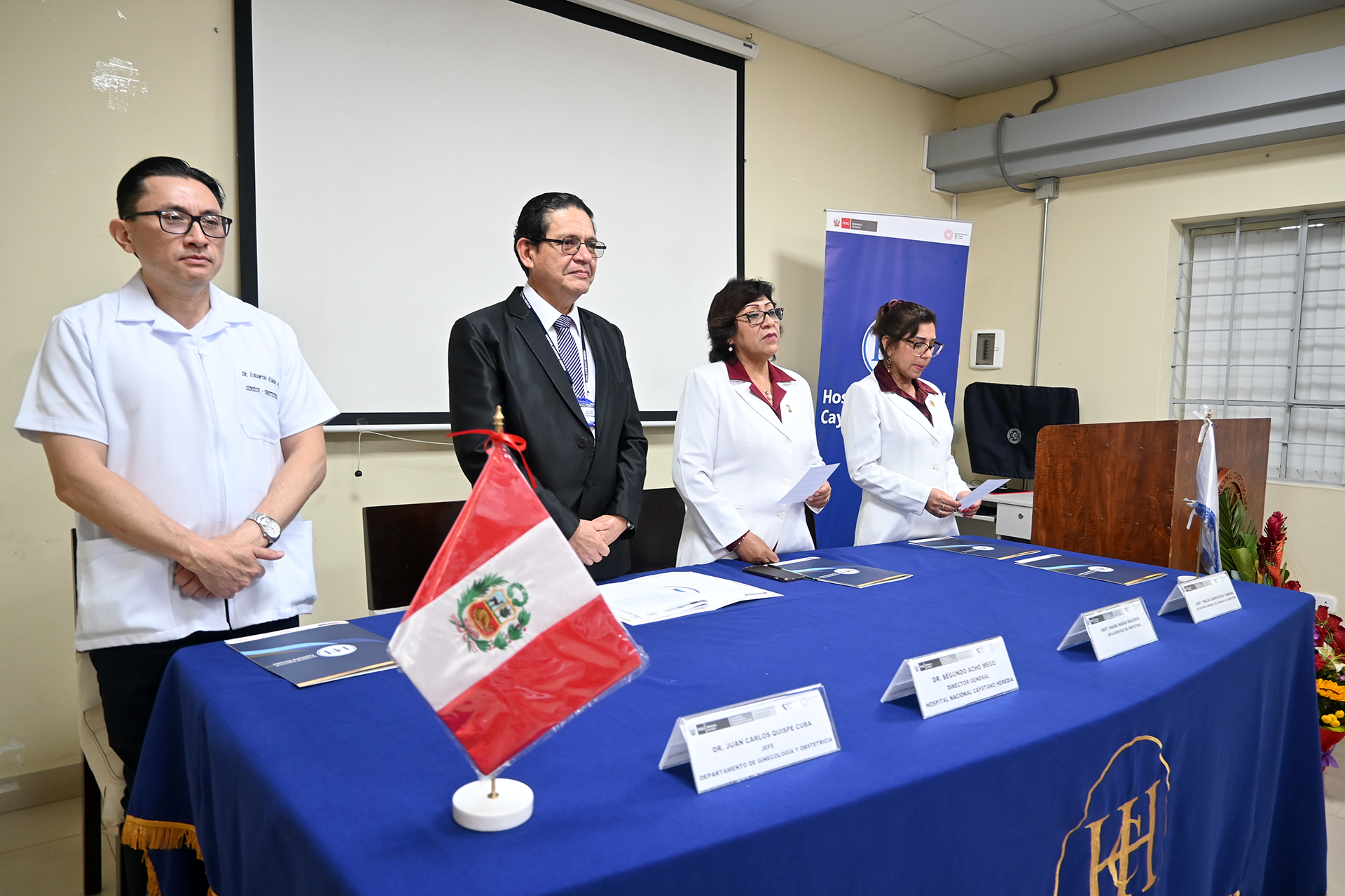 Autoridades en el auditorio