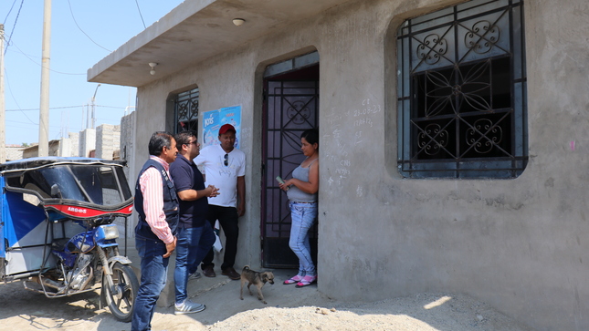 Funcionarios dialogando con moradores para retiro de sus materiales de construcción 