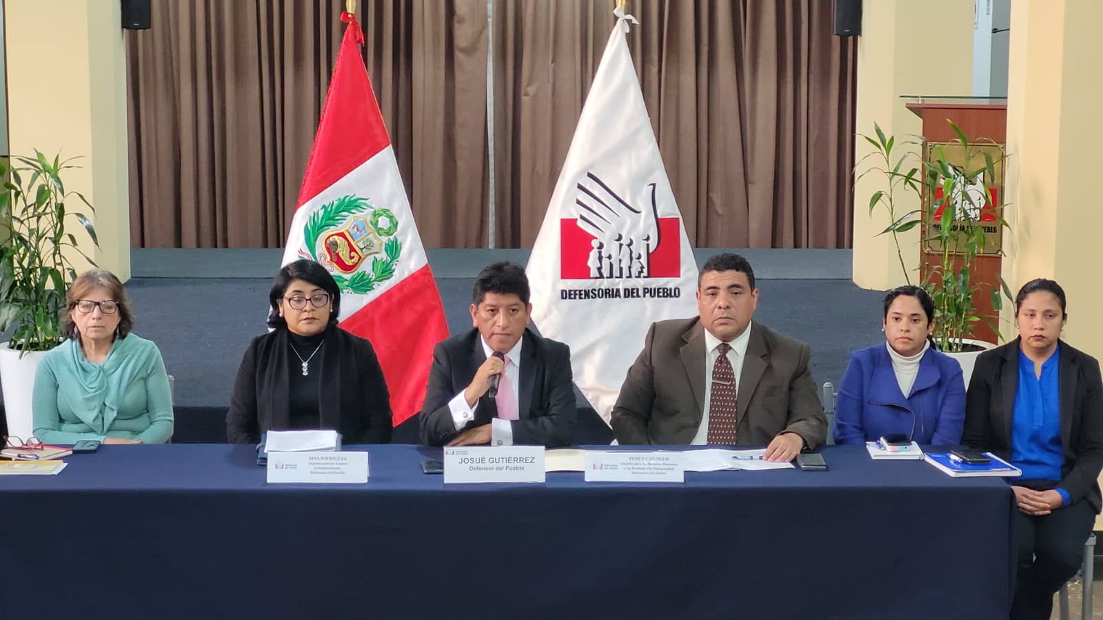 Defensor del pueblo y adjuntos en conferencia de prensa