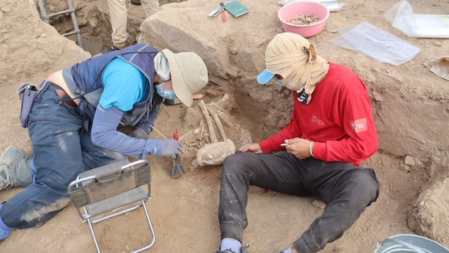 Ministerio de Cultura anuncia hallazgo arqueológico de extenso asentamiento Wari dedicado al culto a los ancestros en Terlén-La Bomba