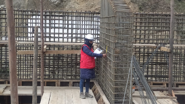 La Contraloría General, en relación a la construcción y mejoramiento de la carretera que abarca el desvío Vilquechico-Cojata-Sina-Yanahuaya, proyecto que está bajo la responsabilidad del Gobierno Regional y cuenta con un presupuesto de S/6 771 479,00; ha identificado que el residente de obra del componente denominado ‘‘Construcción de componente puente Huancuhuire del tramo III Sina Yanahuaya sub tramo 02 del proyecto construcción y mejoramiento de la carretera desvío Vilquechico-Cojata-Sina-Yanahuaya”, está participando simultáneamente en dos proyectos de diferentes entidades estatales. Esta situación está comprometiendo la calidad y la durabilidad de la carretera debido a la falta de supervisión técnica continua y exclusiva. 