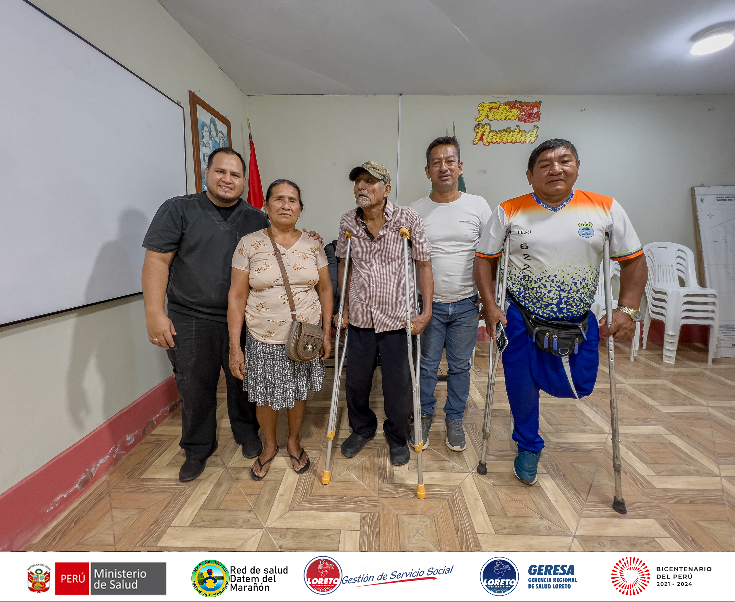 Entrega de las muletas, silla de ruedas y bastón.