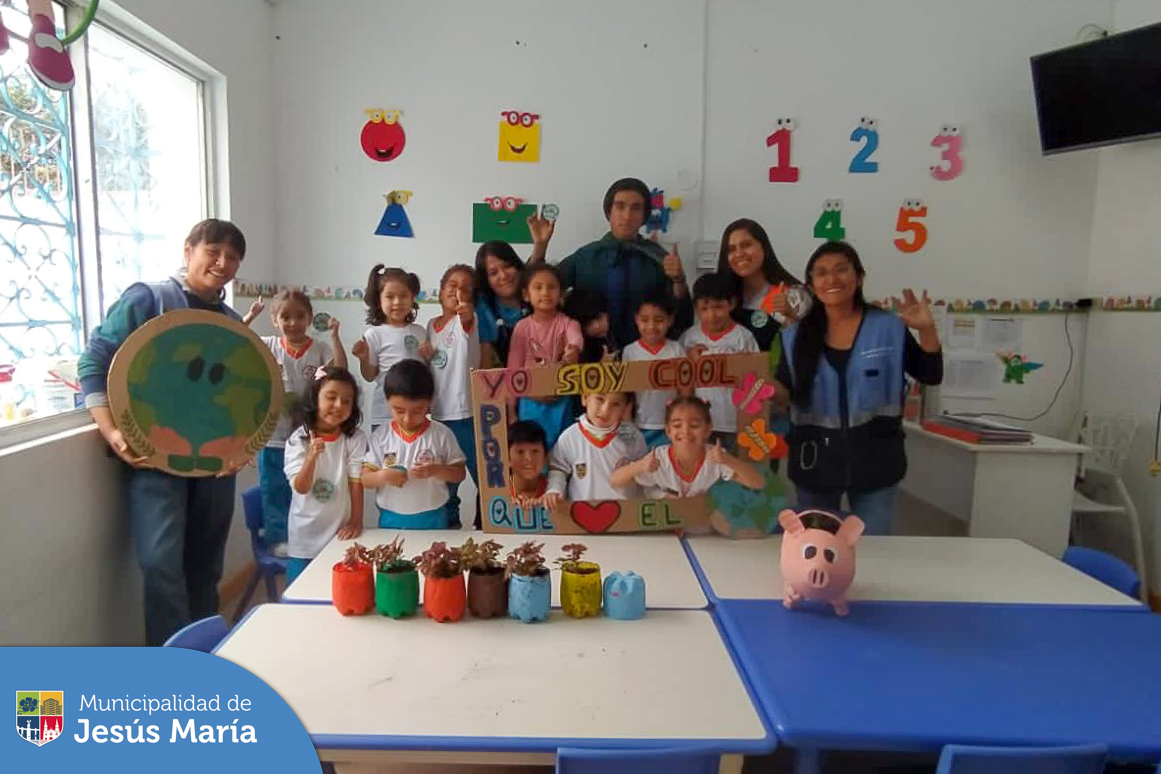 ➡️ Con el objetivo de fortalecer la conciencia ambiental y la responsabilidad por cuidar el planeta 🌎, la Municipalidad de Jesús María continúa realizando el programa EDUCCA en los colegios de nuestro distrito.🏠
Nuestro pequeños jesusmarianos realizaron talleres en donde aprendieron a germinar 🌱, elaborar maceteros reciclados y fortalecer el liderazgo ambiental. 🤓🌎
¿Te gustaría que tu colegio participe? ✨️ Comunícate con nosotros a nuestra central de Educca Ambiental 📱940410958. 
#JesúsMaríaSomosTodos