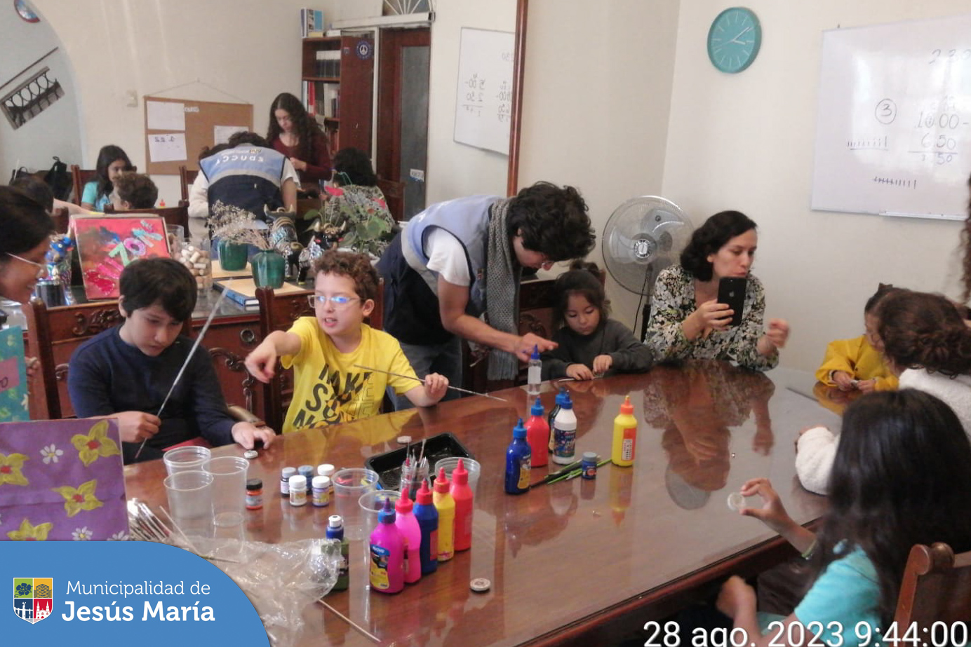 ➡️ Con el objetivo de fortalecer la conciencia ambiental y la responsabilidad por cuidar el planeta 🌎, la Municipalidad de Jesús María continúa realizando el programa EDUCCA en los colegios de nuestro distrito.🏠
Nuestro pequeños jesusmarianos realizaron talleres en donde aprendieron a germinar 🌱, elaborar maceteros reciclados y fortalecer el liderazgo ambiental. 🤓🌎
¿Te gustaría que tu colegio participe? ✨️ Comunícate con nosotros a nuestra central de Educca Ambiental 📱940410958. 
#JesúsMaríaSomosTodos