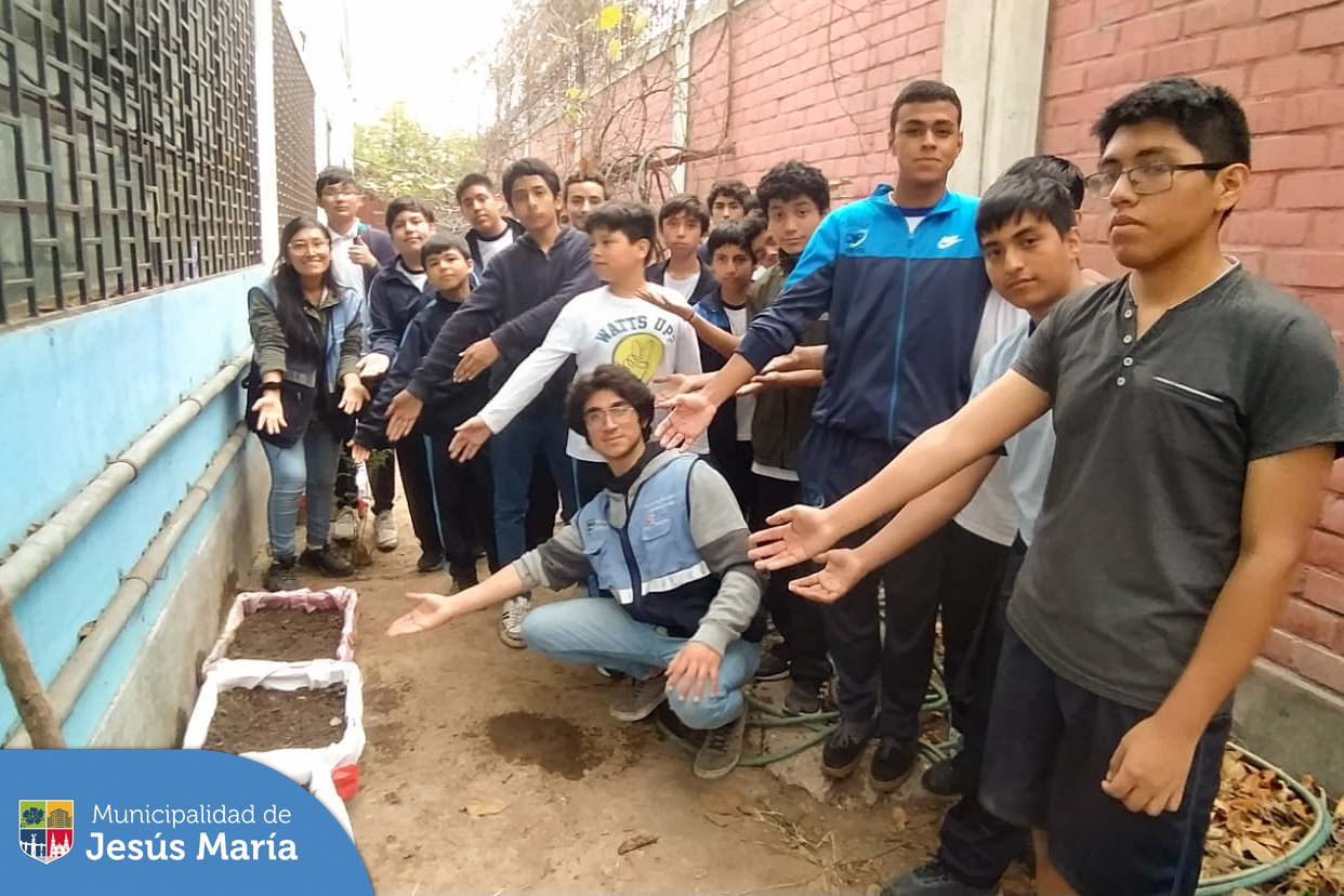 ➡️ Con el objetivo de fortalecer la conciencia ambiental y la responsabilidad por cuidar el planeta 🌎, la Municipalidad de Jesús María continúa realizando el programa EDUCCA en los colegios de nuestro distrito.🏠
Nuestro pequeños jesusmarianos realizaron talleres en donde aprendieron a germinar 🌱, elaborar maceteros reciclados y fortalecer el liderazgo ambiental. 🤓🌎
¿Te gustaría que tu colegio participe? ✨️ Comunícate con nosotros a nuestra central de Educca Ambiental 📱940410958. 
#JesúsMaríaSomosTodos