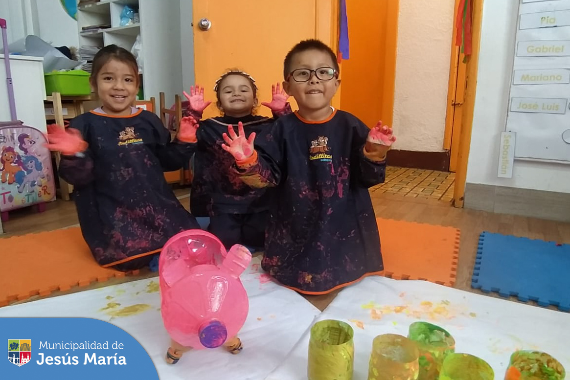 ➡️ Con el objetivo de fortalecer la conciencia ambiental y la responsabilidad por cuidar el planeta 🌎, la Municipalidad de Jesús María continúa realizando el programa EDUCCA en los colegios de nuestro distrito.🏠
Nuestro pequeños jesusmarianos realizaron talleres en donde aprendieron a germinar 🌱, elaborar maceteros reciclados y fortalecer el liderazgo ambiental. 🤓🌎
¿Te gustaría que tu colegio participe? ✨️ Comunícate con nosotros a nuestra central de Educca Ambiental 📱940410958. 
#JesúsMaríaSomosTodos