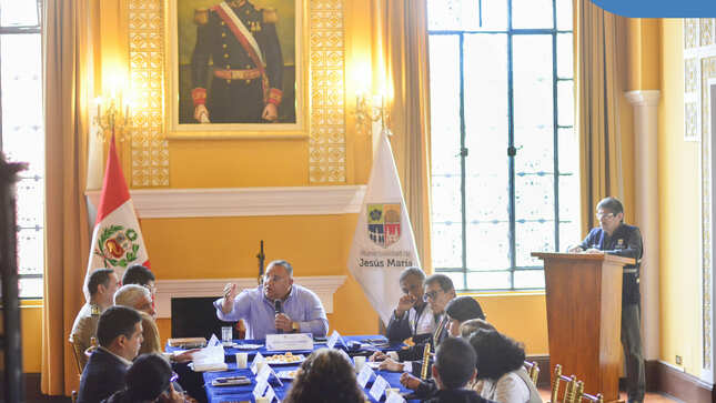 Con éxito se realizó la sesión N° 13 del Comité Distrital de Seguridad Ciudadana #CODISEC de Jesús María 🫱🏻‍🫲🏼, fue presidida por el alcalde Jesús Gálvez Olivares y contó con la participación de distintas autoridades. 
Seguimos trabajando de manera coordinada y conjunta 🤝 para hacer frente a la inseguridad y delincuencia de nuestro distrito.
Porque en #JesúsMaríaSomosTodos 😊