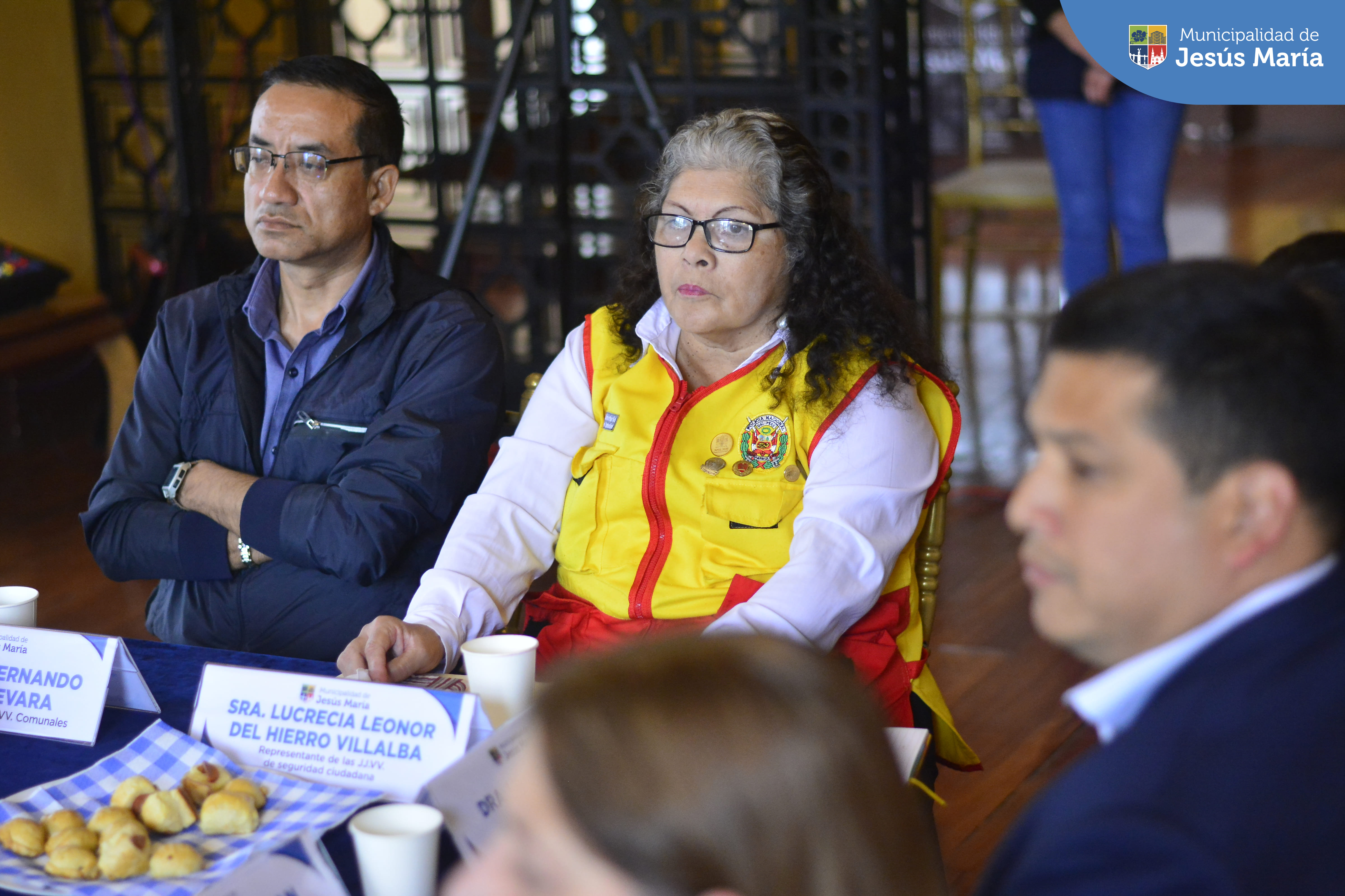 Con éxito se realizó la sesión N° 13 del Comité Distrital de Seguridad Ciudadana #CODISEC de Jesús María 🫱🏻🫲🏼, fue presidida por el alcalde Jesús Gálvez Olivares y contó con la participación de distintas autoridades.
Seguimos trabajando de manera coordinada y conjunta 🤝 para hacer frente a la inseguridad y delincuencia de nuestro distrito.
Porque en #JesúsMaríaSomosTodos 😊