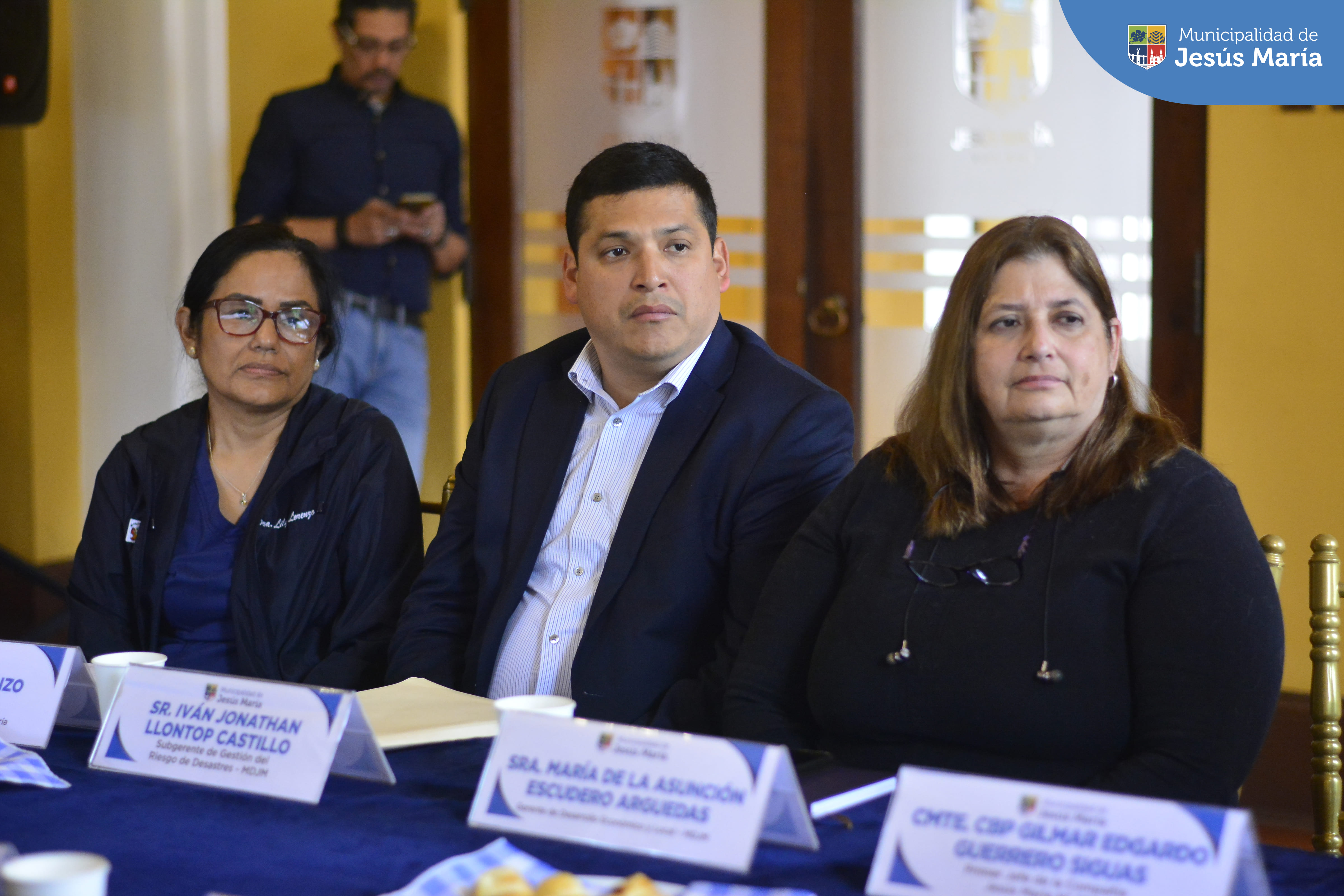 Con éxito se realizó la sesión N° 13 del Comité Distrital de Seguridad Ciudadana #CODISEC de Jesús María 🫱🏻🫲🏼, fue presidida por el alcalde Jesús Gálvez Olivares y contó con la participación de distintas autoridades.
Seguimos trabajando de manera coordinada y conjunta 🤝 para hacer frente a la inseguridad y delincuencia de nuestro distrito.
Porque en #JesúsMaríaSomosTodos 😊