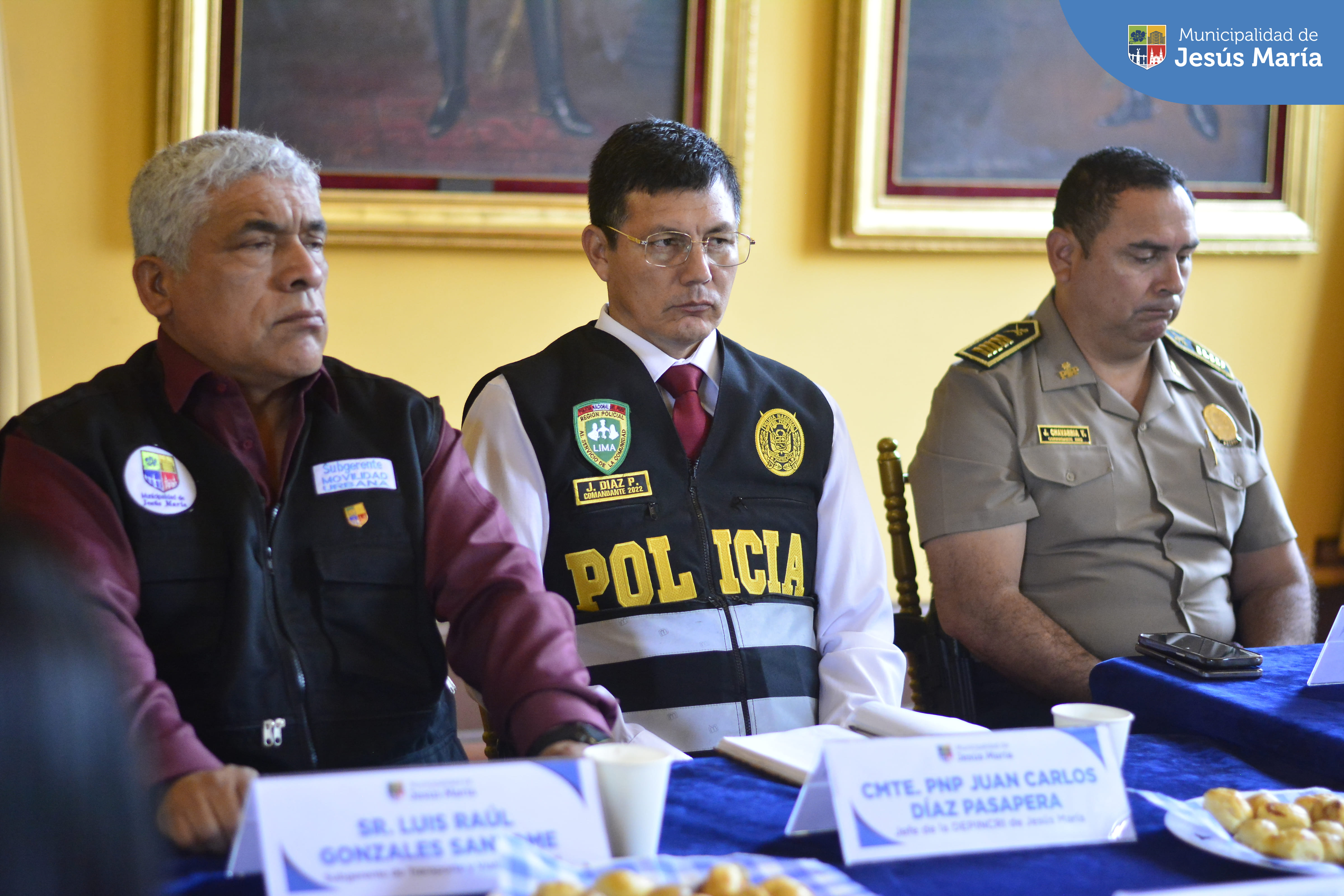 Con éxito se realizó la sesión N° 13 del Comité Distrital de Seguridad Ciudadana #CODISEC de Jesús María 🫱🏻🫲🏼, fue presidida por el alcalde Jesús Gálvez Olivares y contó con la participación de distintas autoridades.
Seguimos trabajando de manera coordinada y conjunta 🤝 para hacer frente a la inseguridad y delincuencia de nuestro distrito.
Porque en #JesúsMaríaSomosTodos 😊