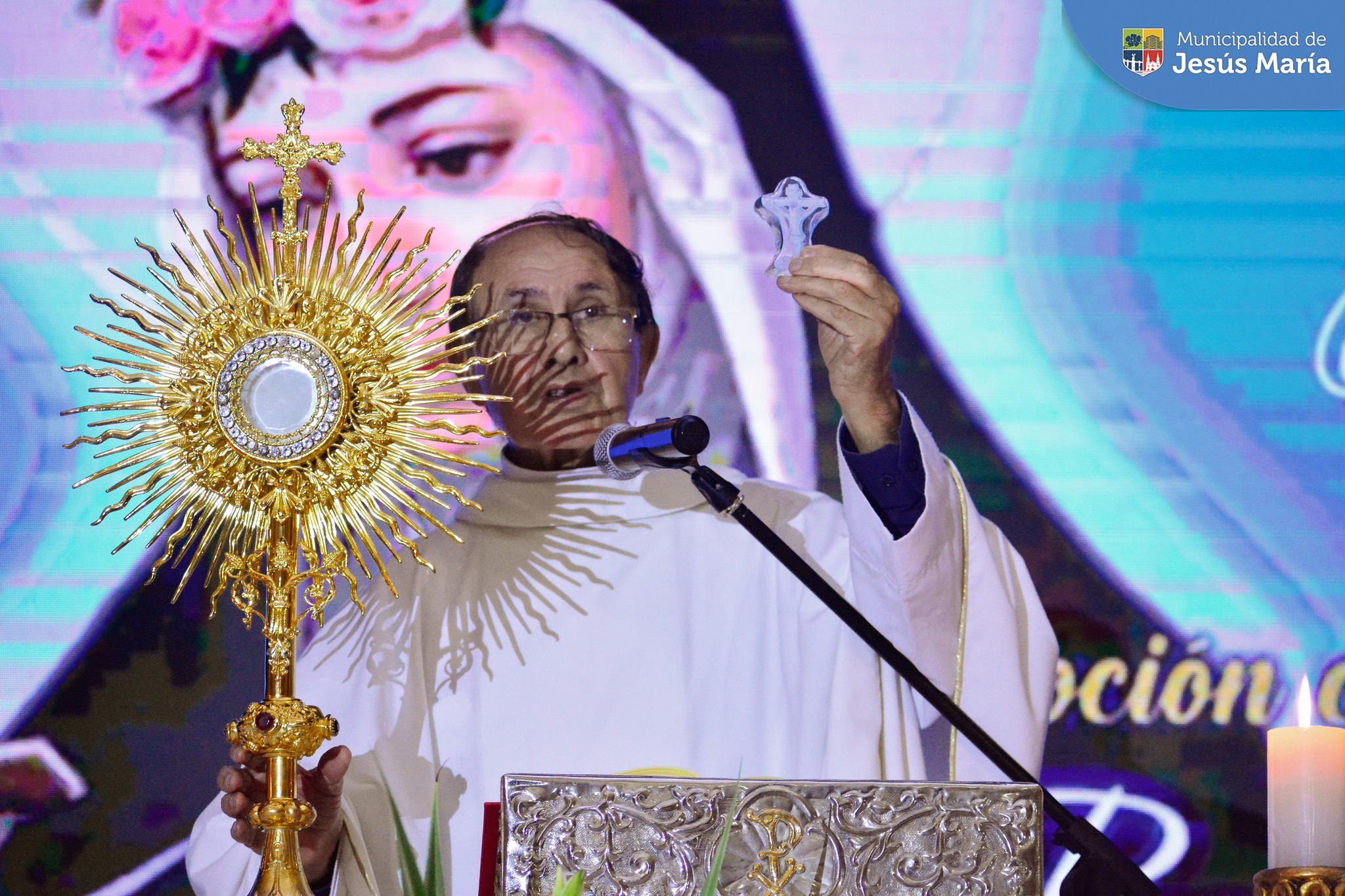 ✨ Nuestro alcalde, Jesús Gálvez Olivares, participó junto con los vecinos jesusmarianos de la 🙏🏻 misa de sanación en conmemoración de 🌹 Santa Rosa de Lima, la patrona de América, Filipinas e Indias Occidentales en el auditorio de la ⛪ parroquia San José.
#JesúsMaríaSomosTodos