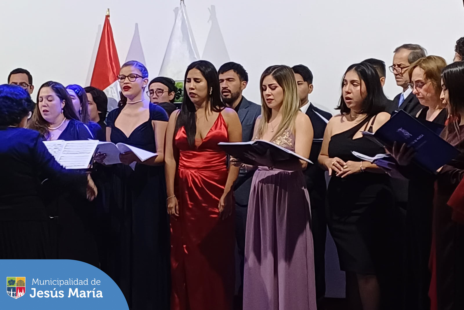 🤩 Los vecinos jesusmarianos pudieron disfrutar de la espectacular música en vivo en la presentación especial del coro 🎙️ de La Nueva UAP. 👏🏼
¡Permanezcan atentos a nuestras redes sociales y página web, por ahí informamos de todas nuestras actividades enfocadas en ser el distrito cultural por excelencia! 🙌🏼
#JesúsMaríaSomosTodos