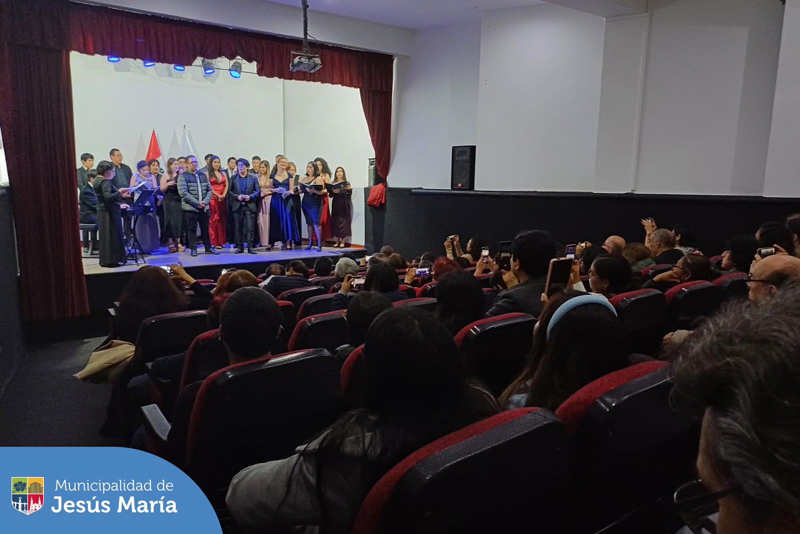 🤩 Los vecinos jesusmarianos pudieron disfrutar de la espectacular música en vivo en la presentación especial del coro 🎙️ de La Nueva UAP. 👏🏼
¡Permanezcan atentos a nuestras redes sociales y página web, por ahí informamos de todas nuestras actividades enfocadas en ser el distrito cultural por excelencia! 🙌🏼
#JesúsMaríaSomosTodos