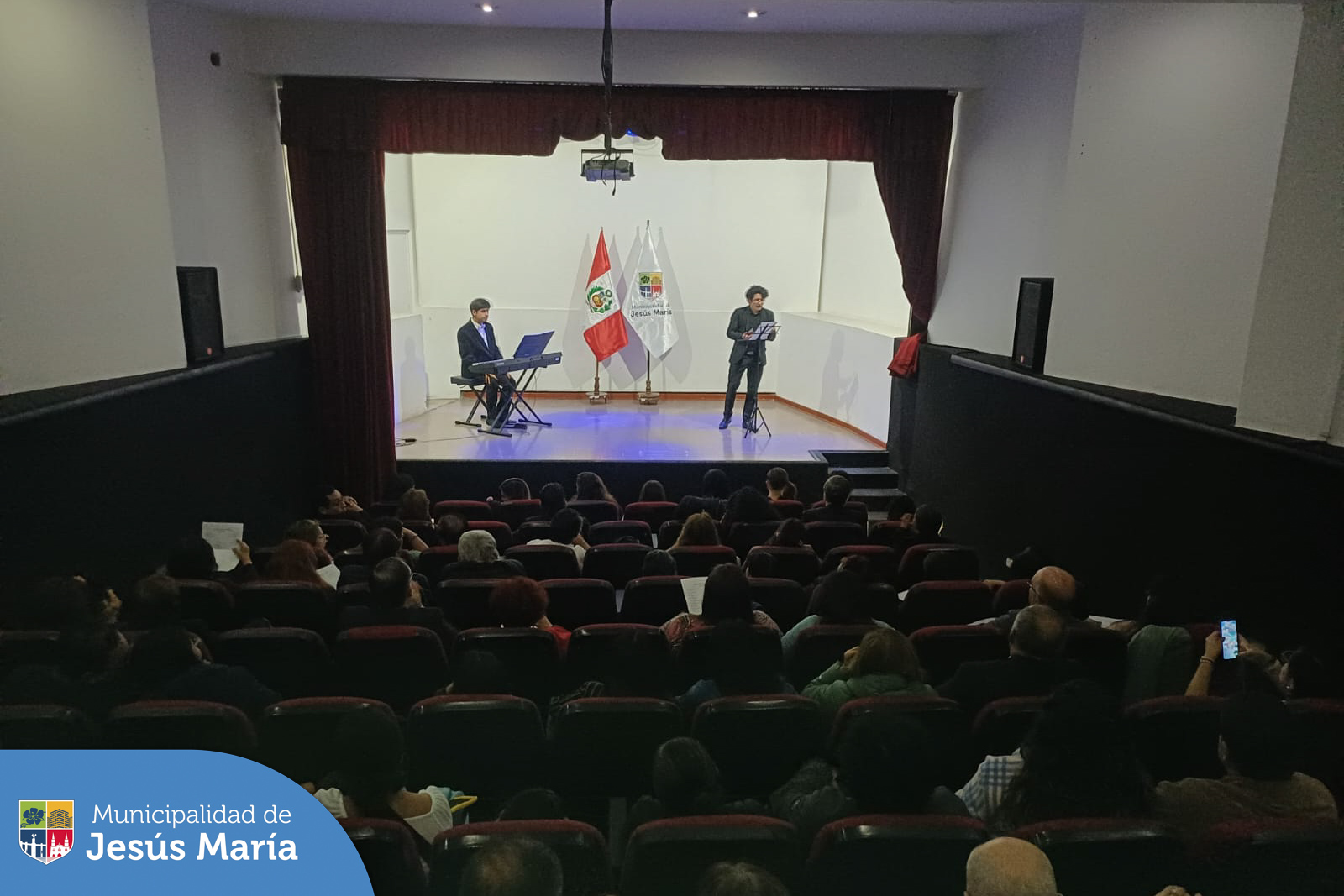 🤩 Los vecinos jesusmarianos pudieron disfrutar de la espectacular música en vivo en la presentación especial del coro 🎙️ de La Nueva UAP. 👏🏼
¡Permanezcan atentos a nuestras redes sociales y página web, por ahí informamos de todas nuestras actividades enfocadas en ser el distrito cultural por excelencia! 🙌🏼
#JesúsMaríaSomosTodos