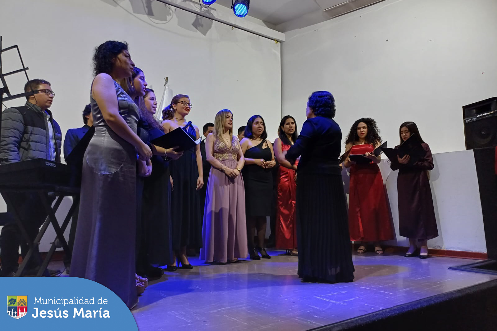 🤩 Los vecinos jesusmarianos pudieron disfrutar de la espectacular música en vivo en la presentación especial del coro 🎙️ de La Nueva UAP. 👏🏼
¡Permanezcan atentos a nuestras redes sociales y página web, por ahí informamos de todas nuestras actividades enfocadas en ser el distrito cultural por excelencia! 🙌🏼
#JesúsMaríaSomosTodos