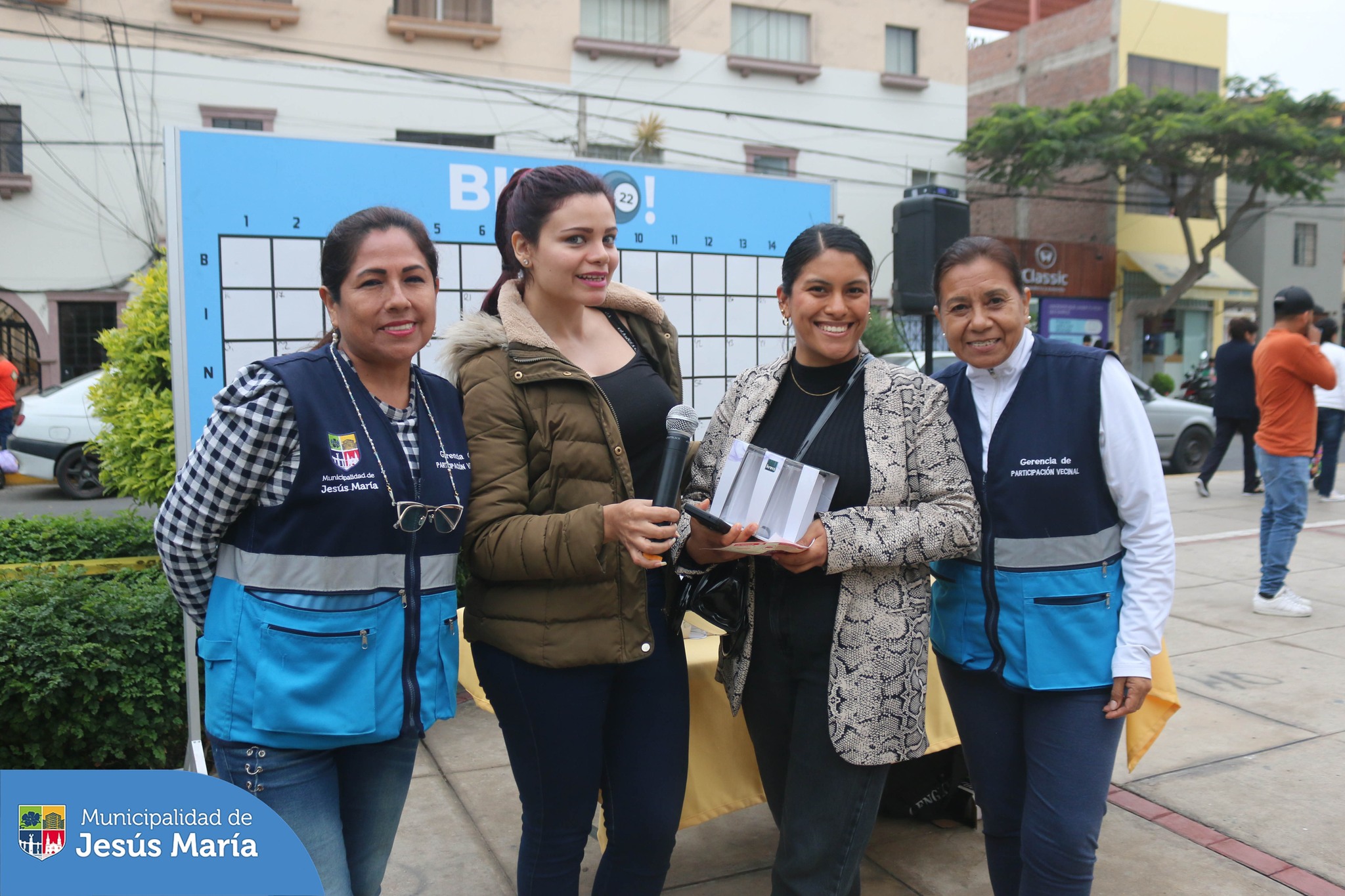 🤩 Gracias a todos los asistentes a nuestro “Bingo Municipal” en el Parque Huiracocha. Jugaron y se divirtieron con alegría entre familiares y vecinos 👨👩👧👦.
💪🏼 ¡Seguiremos impulsando iniciativas destinadas a la confraternidad entre los jesusmarianos!
#JesúsMaríaSomosTodos 🙌🏼