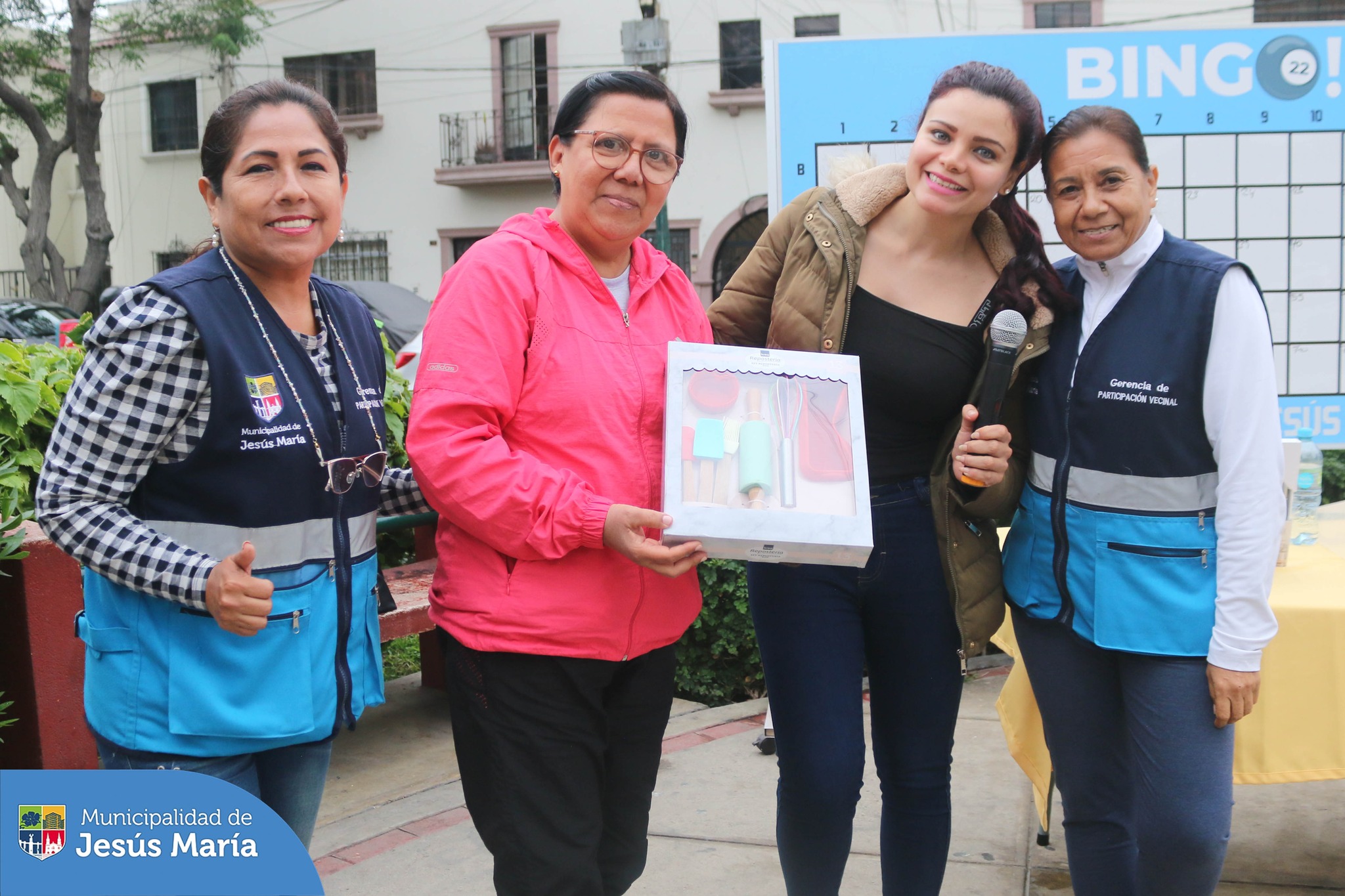 🤩 Gracias a todos los asistentes a nuestro “Bingo Municipal” en el Parque Huiracocha. Jugaron y se divirtieron con alegría entre familiares y vecinos 👨👩👧👦.
💪🏼 ¡Seguiremos impulsando iniciativas destinadas a la confraternidad entre los jesusmarianos!
#JesúsMaríaSomosTodos 🙌🏼