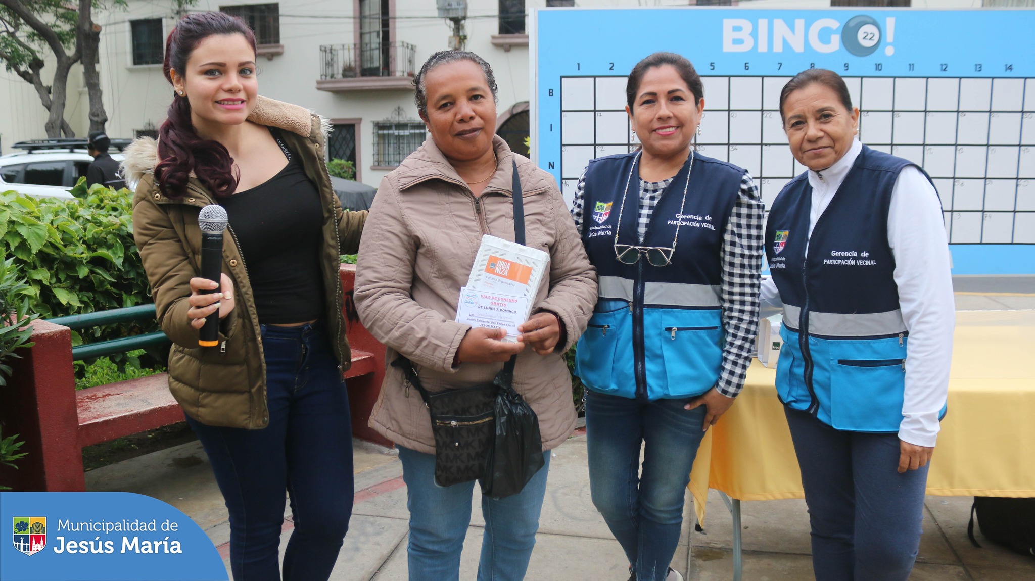 🤩 Gracias a todos los asistentes a nuestro “Bingo Municipal” en el Parque Huiracocha. Jugaron y se divirtieron con alegría entre familiares y vecinos 👨👩👧👦.
💪🏼 ¡Seguiremos impulsando iniciativas destinadas a la confraternidad entre los jesusmarianos!
#JesúsMaríaSomosTodos 🙌🏼