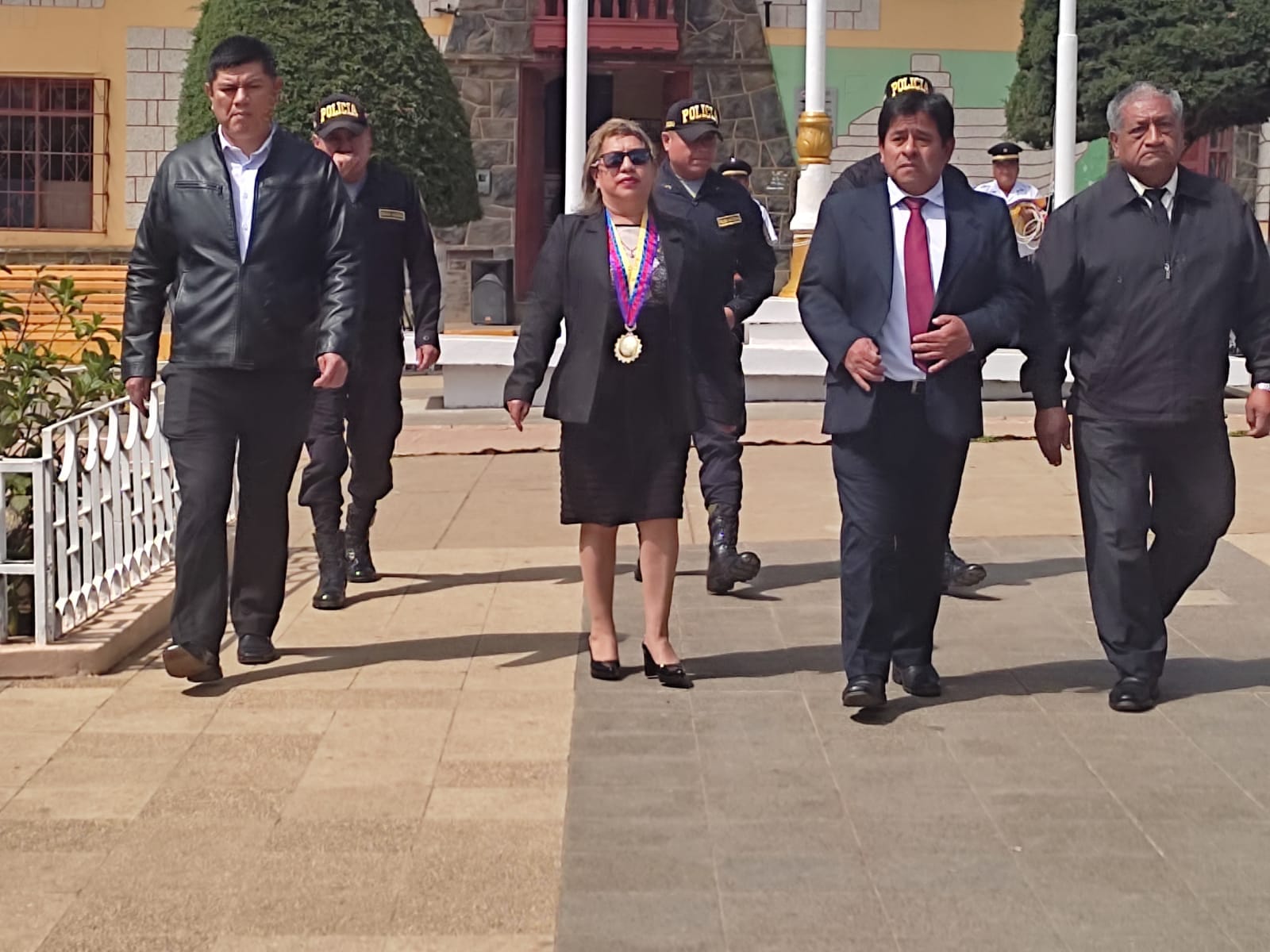 Hoy el director de UGEL Ayabaca, Mg. Luis Llacsahuanga Granadino, participó del izamiento del pabellón Nacional, conjuntamente con Autoridades locales🇵🇪.