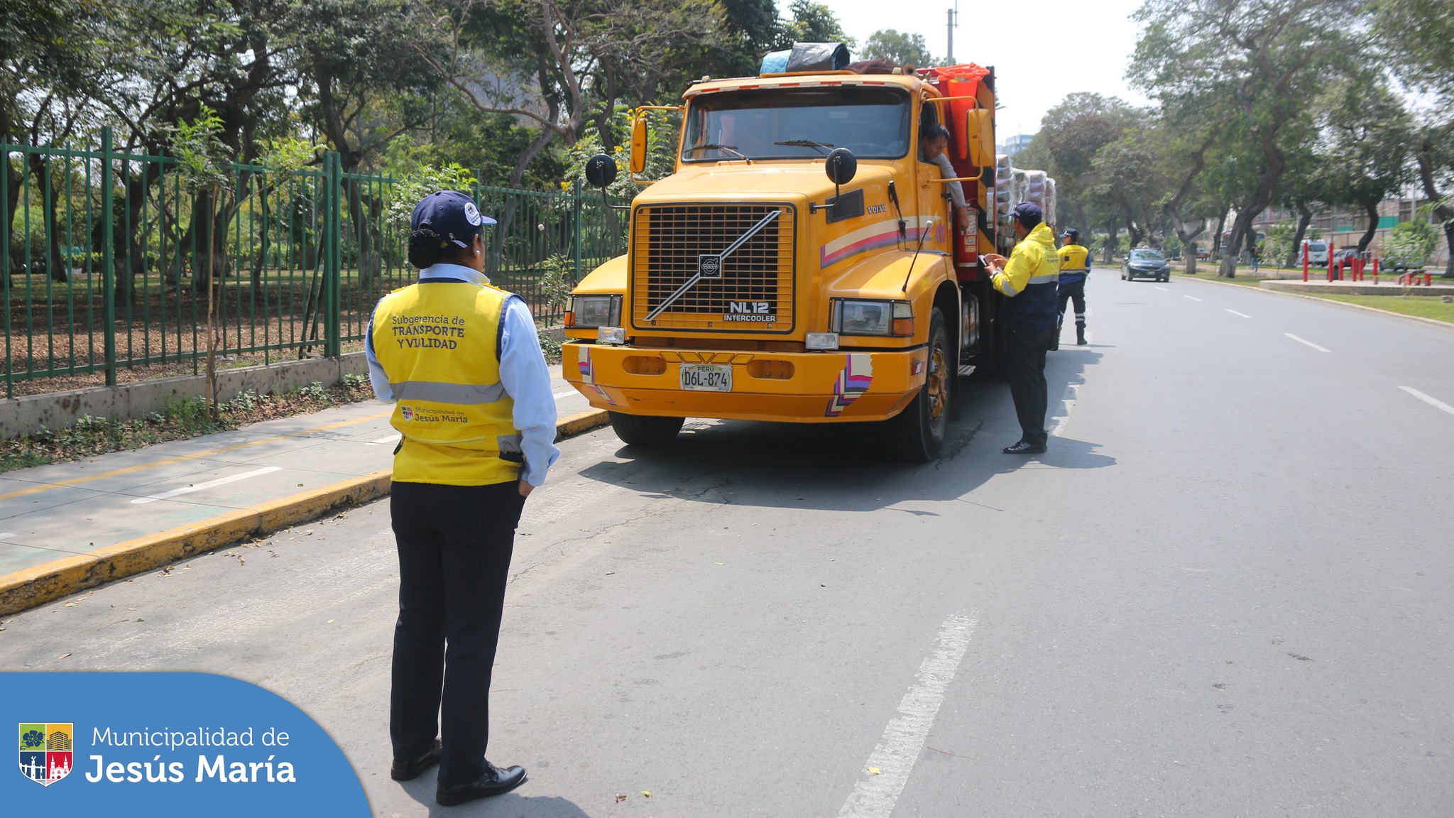 Un nuevo operativo de transporte de carga pesada se realizó esta mañana en varios tramos de las avenidas Salaverry y Garzón. Personal de la Subgerencia de Movilidad Urbana 👮♂️ lidera estas intervenciones con el objetivo de optimizar el tránsito y luchar contra la informalidad en nuestro distrito. 🚚🚦
#JesúsMaríaSomosTodos