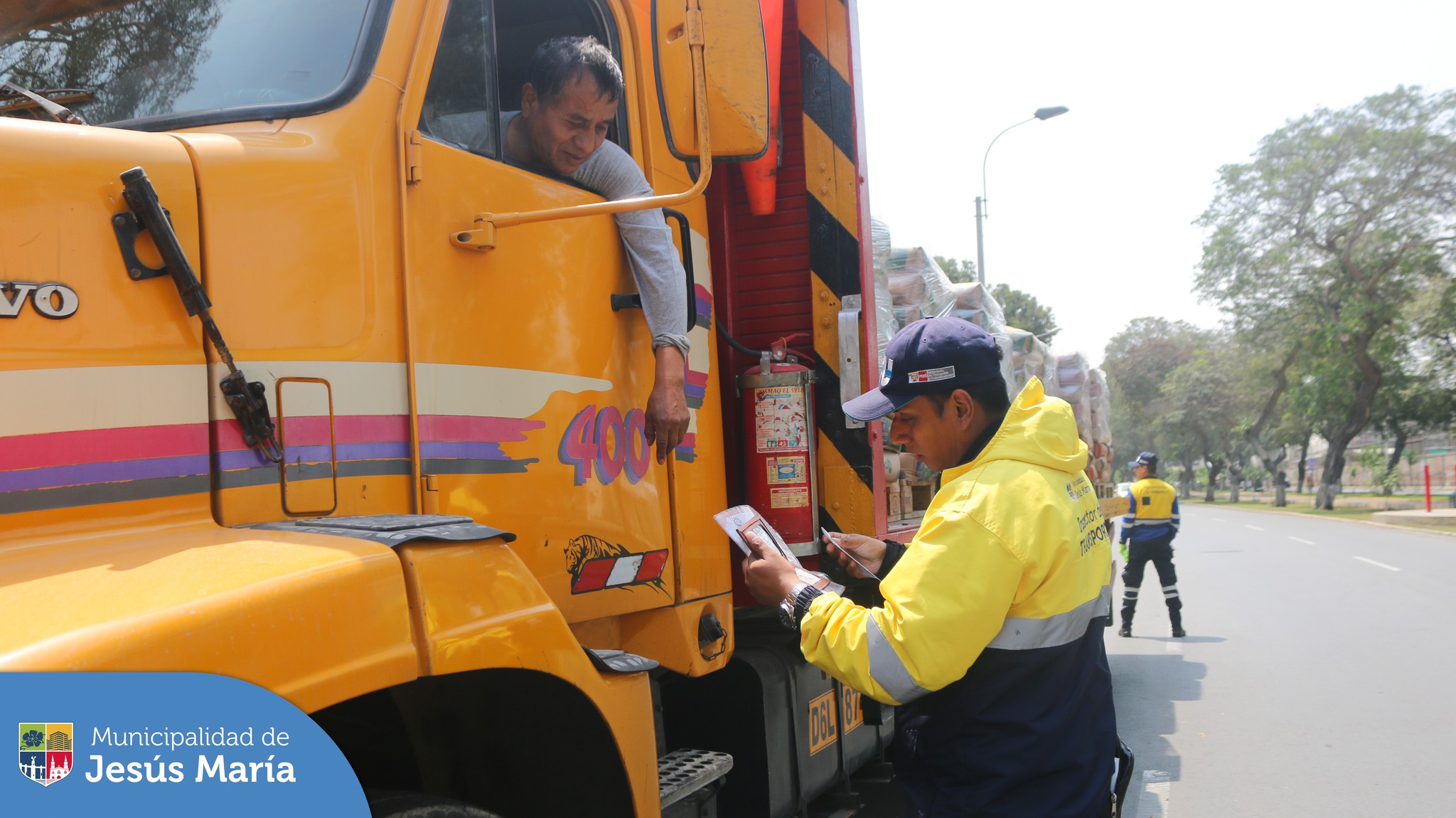 Un nuevo operativo de transporte de carga pesada se realizó esta mañana en varios tramos de las avenidas Salaverry y Garzón. Personal de la Subgerencia de Movilidad Urbana 👮♂️ lidera estas intervenciones con el objetivo de optimizar el tránsito y luchar contra la informalidad en nuestro distrito. 🚚🚦
#JesúsMaríaSomosTodos