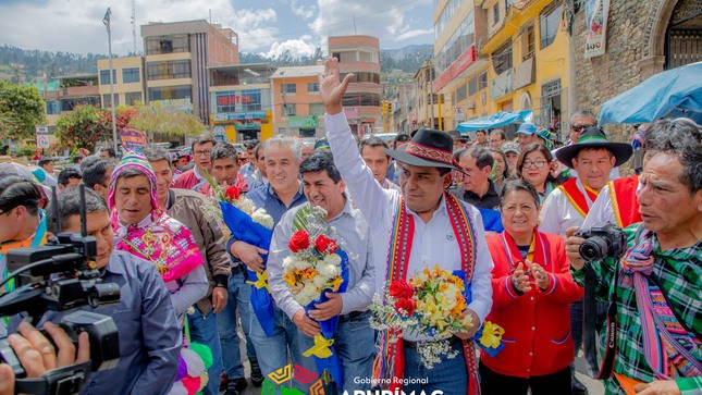 Con inversión de más de  4 millones gobernador regional entrega nueva planta de asfalto para el mejoramiento de vías y caminos en Apurímac