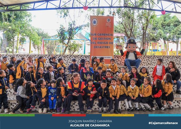 La Municipalidad Provincial de Cajamarca, a través de la subgerencia de Gestión del Riesgo de Desastres, viene realizando una serie de charlas en prevención a estudiantes y docentes distintos centros educativos.
➡Esta semana fueron la I.E.I N°63 Ramón Castilla y la escuela Miguel Iglesias de Chontapaccha, las que recibieron dichas charlas, con un enfoque lúdico para los pequeños estudiantes.
✅De esta manera se da inicio a una serie de capacitaciones en prevención de desastres, para que profesores y estudiantes puedan estar preparados ante situaciones de emergencia y canalicen las mismas precauciones en sus hogares.