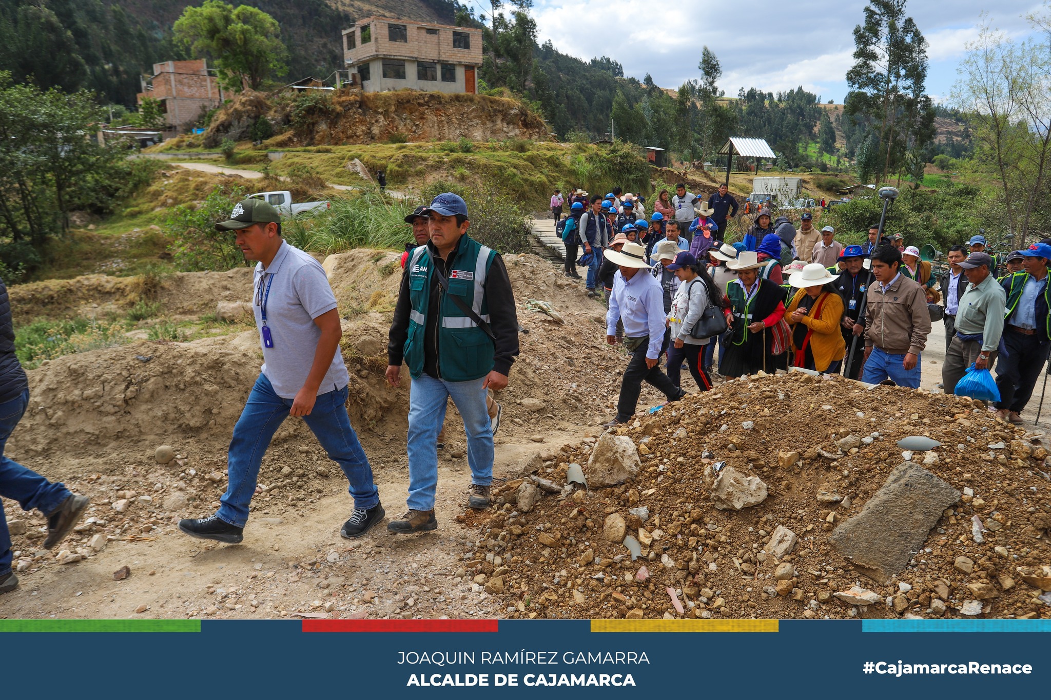 En un esfuerzo conjunto de colaboración y coordinación, regidores, la gerencia de Desarrollo Territorial y Urbano, representantes de las rondas del centro poblado y autoridades de Huambocancha baja y caserío San Francisco, llevaron a cabo con éxito la inspección técnica previa a la apertura de la Faja Marginal. Este importante proyecto, que ya se encuentra delimitado con hitos de concreto armado, marca un antecedente en el desarrollo de nuestra comunidad.
🤝La coordinación entre todas las partes involucradas ha sido fundamental para garantizar que este proyecto se lleve a cabo de manera eficiente y siguiendo las normativas vigentes.
👷🏼Durante la inspección técnica, se verificó el estado de los hitos de concreto armado y se evaluaron las condiciones para la apertura de la Faja Marginal. Todos los participantes expresaron su compromiso de seguir trabajando de la mano para lograr que este proyecto sea una realidad que mejore la calidad de vida de nuestros habitantes y promueva el progreso de nuestro Centro